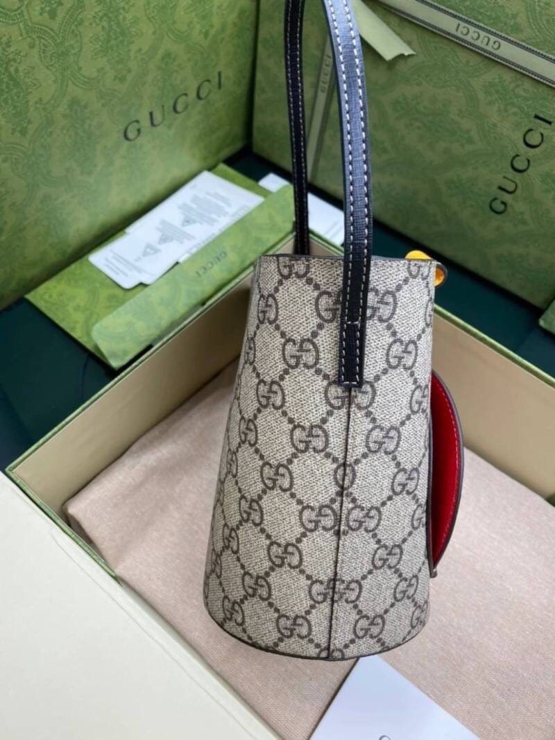 VIP GIFTbag 】 Gucci Mini Tote Bucket ladybug Bag กระเป๋าทรงถัง ลายน้องเต่าทองน่ารักๆ ถือยังไงก็สะดุดตา วัสดุหนังแท้ ภายในเป็นช่องโล่ง ใส่ของได้พอสมควร ใส่กระเป๋าสตางค์ เครื่องสำอางค์ มือถือได้ครบ มาพร้อมหูจับในตัว ไอเท็มนี้ลิมิเต็ดหายากแล้วน้า มาให้ตำแล้ว