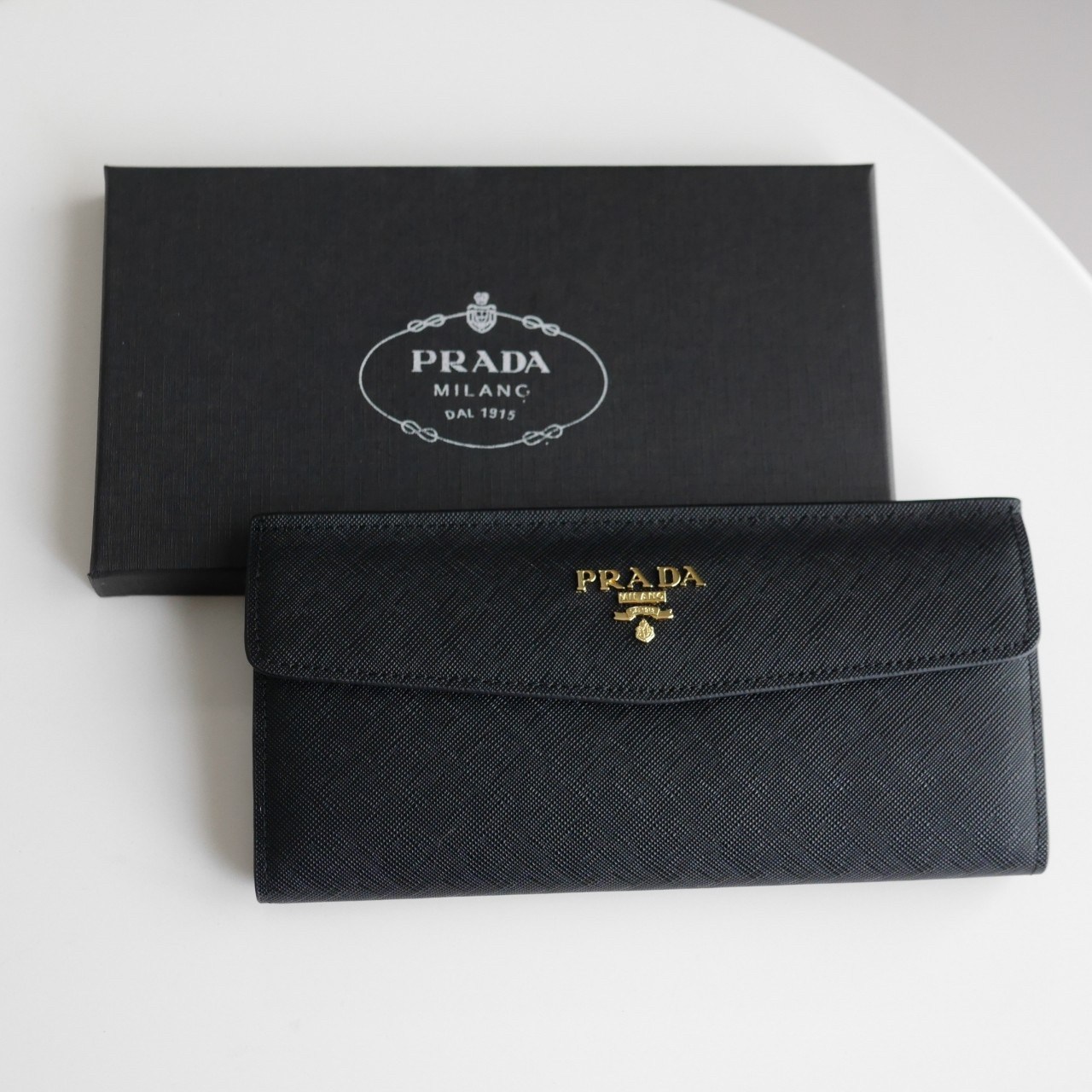 พร้อมส่งครบสีค่ะ 🖤💙💖 Best Seller PRADA LONG WALLET กระเป๋าสตางค์ยาว **รับทรัพย์ ทรงหรู จากงานพรีเมี่ยมกิ้ฟ จากเคาเตอร์ต่างประเทศ จากแบรนด์ PRADA ลายหนัง SAFFIANO มีช่องใส่บัตร ถึง 12 ช่อง และช่องซิปใส่ของจุกจิกได้ น้ำหนักเบา จับถนั