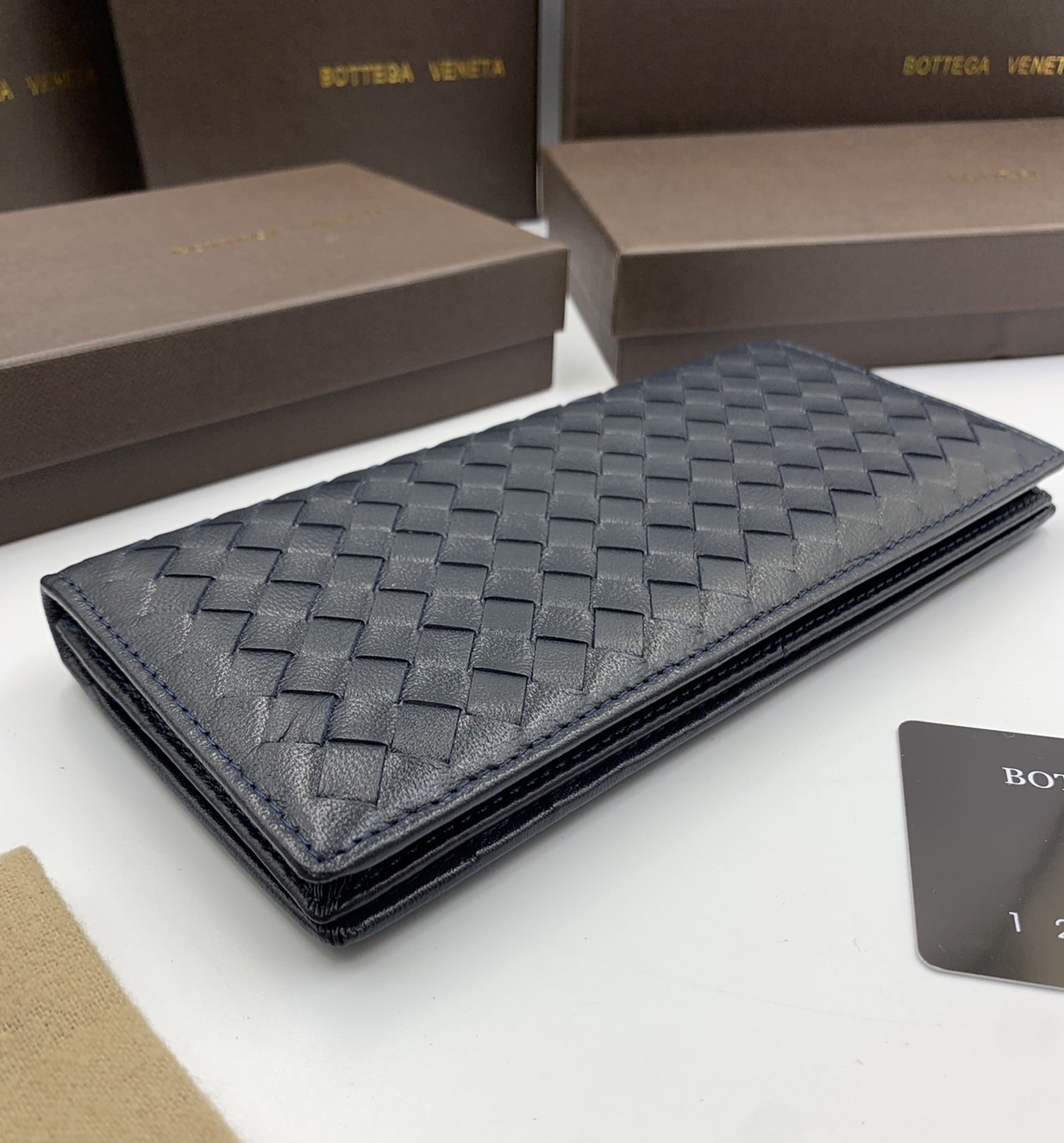 หนังแท้ BOTTEGA VENETA LONG WALLET / BV LONG WALLET / BV Wallet พร้อมส่งที่ไทย กระเป๋าสตางค์ใบยาว 2 พับ รุ่นตามหา มาเท่าไหร่ไม่เคยพอเลยค่า เป็นรุ่นคลาสสิกที่หยิบมาใช้งานได้บ่อยที่สุด งานหนังลูกวัวแท้ทั้งใบ ใช้ทนทานได้นาน ใช้ทนทานได้นานภาพสินค้าถ่ายจากงานข