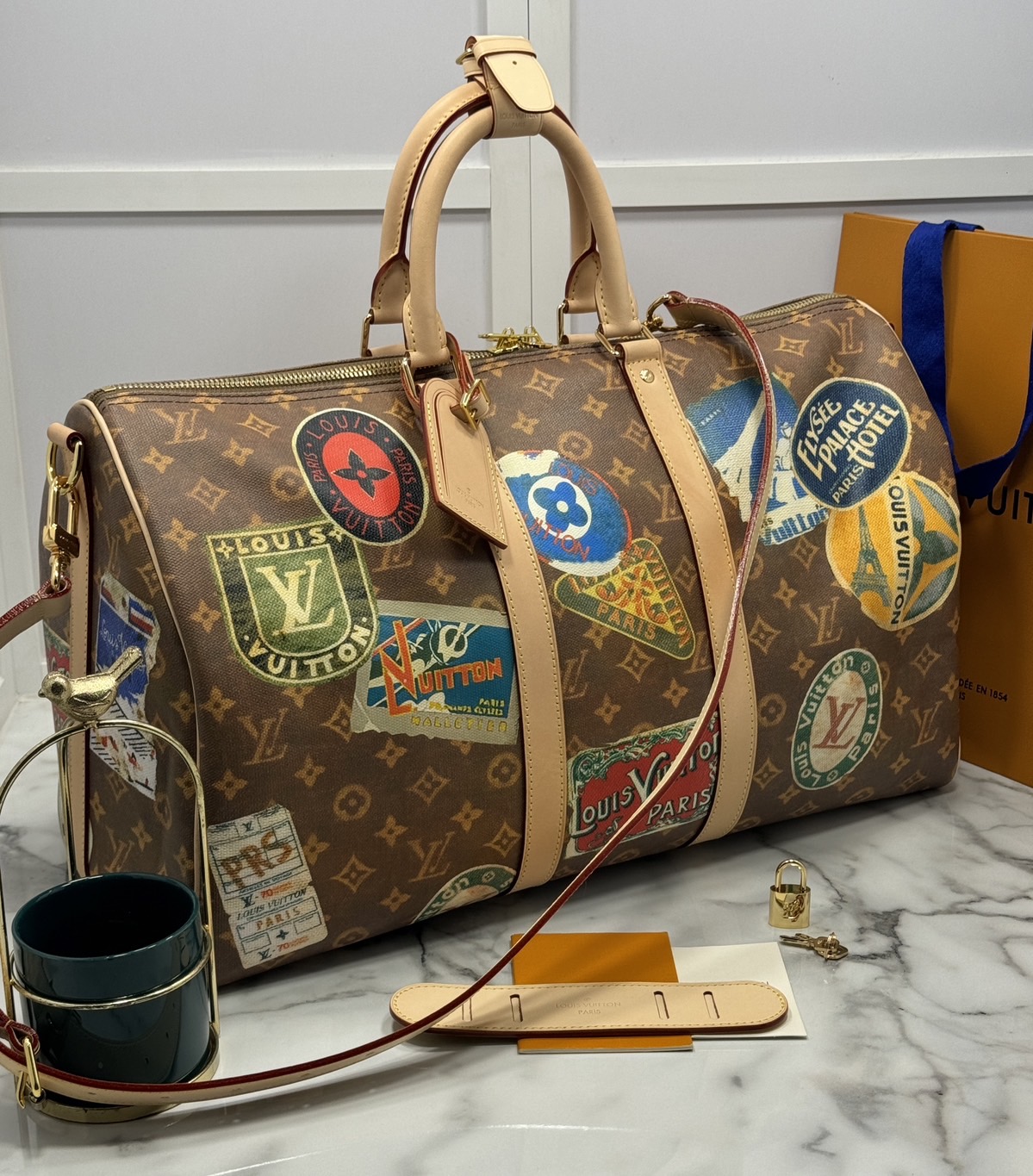 LV Keepall Bandoulière 45 Flight Mode กระเป๋าสะพายใบใหญ่ เอาใจสายรักการเดินทาง ด้วยลายลิมิเต็ด ตกแต่งลายท่องเที่ยวหรูหราและมีเอกลักษณ์เฉพาะตัว เหมาะสำหรับนักเดินทาง ภายในโล่งกว้าง จุของได้เยอะ