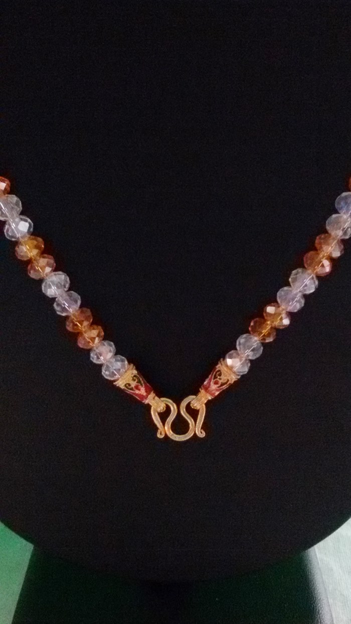 สร้อยคอคริสตัลส้มสลับขาว(ใส่พระได้1องค์)ค่ะ