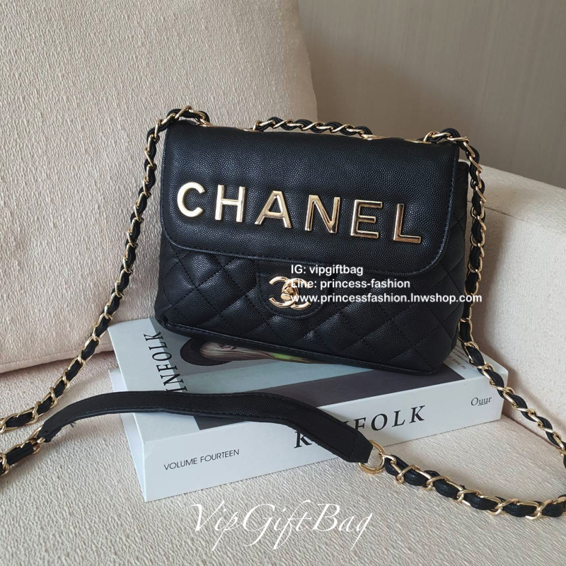 CHANEL VIP GIFT SHOULDER BAG รุ่น LIMITED จากงาน VIP GIFT(GWP) ของแท้100% วัสดุหนังคาเวียร์เต็มใบ ด้านหน้าประดับโลโก้ทองสุดหรู เปิดปิดด้วยหมุดหมุน CC ด้านในมีซิปอีกชั้น อะไหล่ทองทั้งใบ ในใส่ของได้เยอะ มาพร้อมสายสะพายสายโซ่สลับหนังมีที่รองบ่าถนอมไหล่(ถอดไม