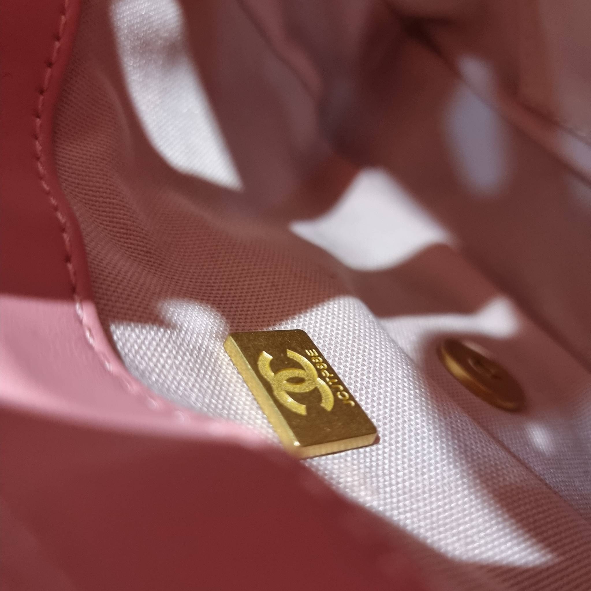 Chanel chunky chain bag สวยฟาดย้อนยุคความหรู ในราคาที่จับต้องได้ กับกระเป๋าสะพายไหล่ ไซส์กำลังสวย โดดเด่นด้วยสายสะพายโซ่สลับหนังเส้นใหญ่ ทนทาน ดูแพง