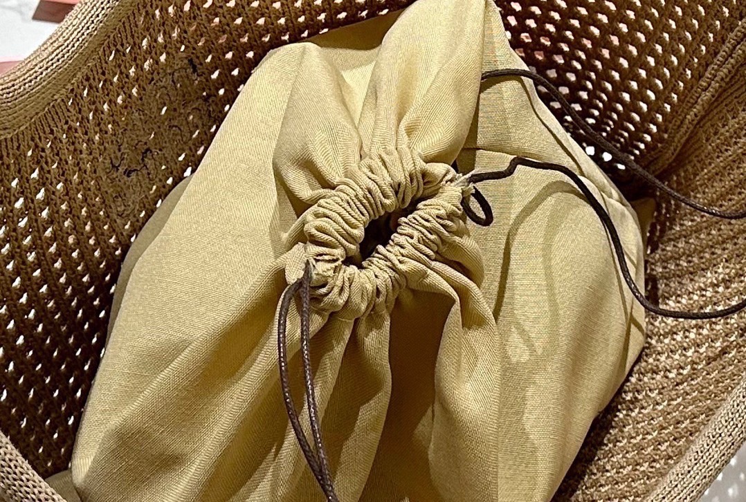 Miu Miu IVY Woven Fabric Tote Bag / Miu Miu Tote Bag กระเป๋าทรงโท้ท งานผ้าถักทอเป็นตาข่าย น้ำหนักเบา