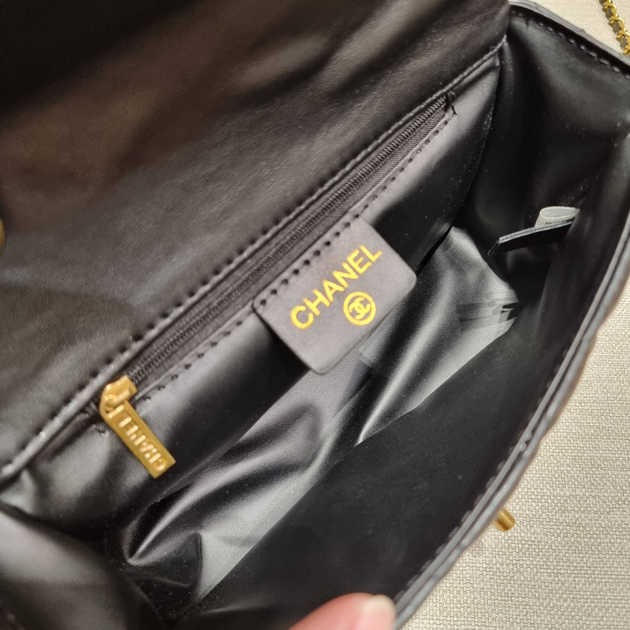 CHANEL GIFT BOX SET Chanel Holiday Makeup & Beauty Gift Sets สุดหรูชวนให้สะสม สุดยอดไอเท็มหายากพร้อมเสิร์ฟครบชุด limited สุดคุ้ม มาพร้อมกระเป๋าสะพายถึง 2 ใบ รุ่นยอดฮิตทั้งนั้น!!ที่พิเศษยังมีน้ำหอมตัวท็อปมาให้อีก chanel no.5 ที่แสนจะเย้ายวน ในขนาด 7.5 ml. 