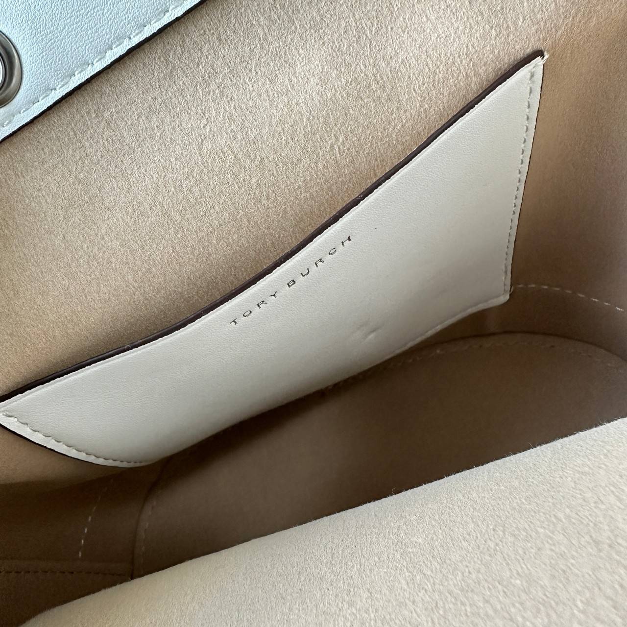 TORY BURCH T Monogram Denim Bucket Bag MEDIUM คอลเลคชั่นใหม่ รูปแบบคลาสสิค พกพาความหรูหราไปได้ทุกที่ด้วยกระเป๋าทรง Bucket ขนาดกลางและปิดด้วยเชือกรูดพร้อมโลโก้แวววาว วัสดุผ้าเดนิมแจ็คการ์ด ตัดขอบหนังแท้