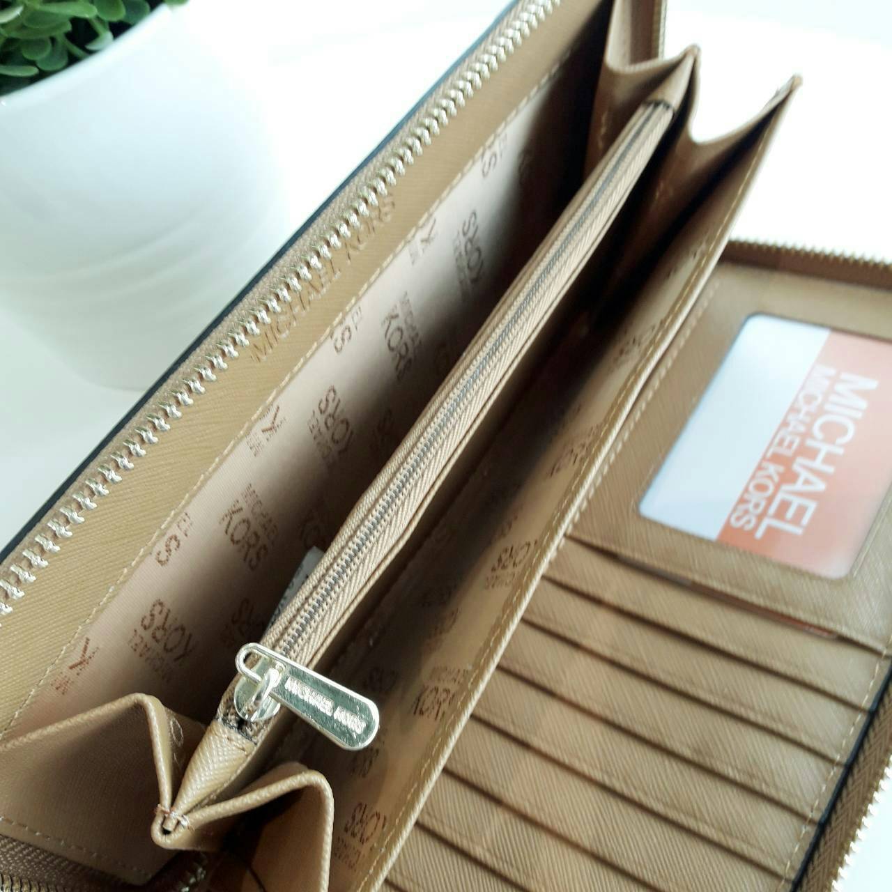 Michael kors saffiano long wallet กระเป๋าสตางค์ใบยาวแบบซิปรอบ วัสดุหนังลาย Saffiano สวยหรูมากๆ ด้านหน้าประดับ logo brand ซิปปั๊มแบรนด์ ภายในช่องใส่บัตร, ธนบัตร และช่องใส่เหรียญ ใส่ iPhone+ ได้ค่ะ มาพร้อมสายคล้องข้อมืออีก 1 เส้น ใบนี้คุ้มเกินราคา รับประกัน