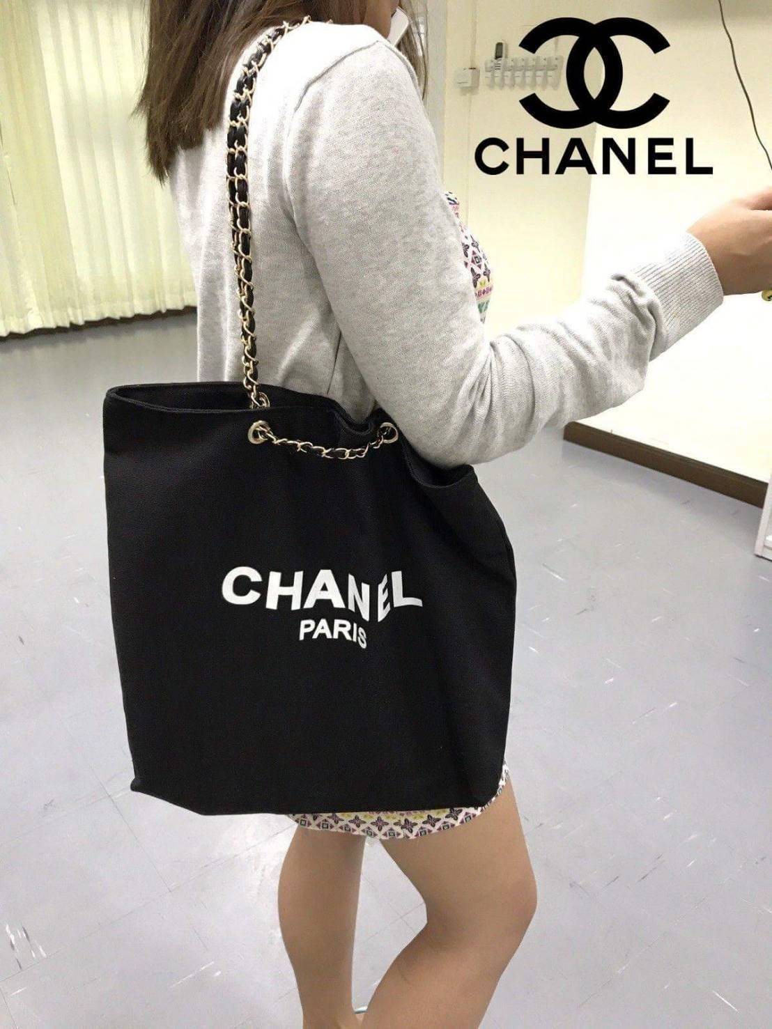 Chanel Shopper's Tote (โซ่สีทอง) สินค้าใหม่จากเค้าเตอร์เครื่องสำอางค์/น้ำหอม กระเป๋าแบรนด์ Chanel VIP Gift Bag ทำจากผ้าแคนวาสหนา บุด้วยผ้าซับอีกชั้น ด้านหน้ามีโลโก้แบรนด์ ตรงอะไหล่ปั้มแบรนด์ทุกจุด ตัวสายทำจากโซ่ เรียบ หรู ดูดี สะพายไปทำงาน ไปเที่ยวก็