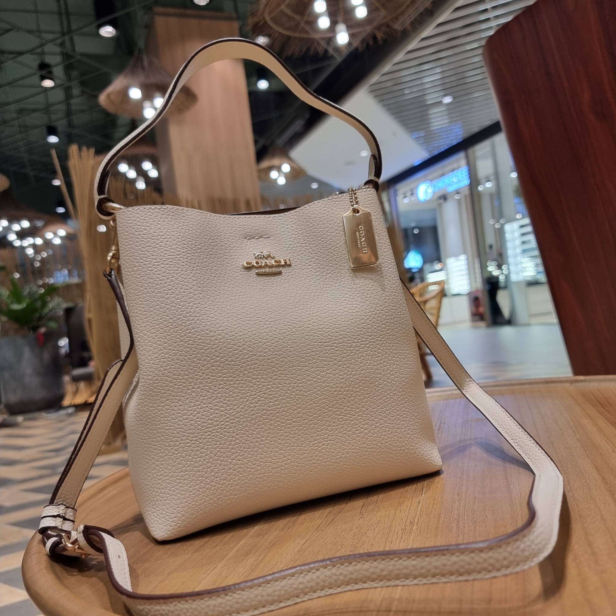 COACH 1011 SMALL TOWN BUCKET BAG รุ่นยอดนิยมใบเล็ก กระเป๋าทรงบัคเก็ต สีคลาสสิคเรียบหรู ตัดกับโลโก้สีทองดูโดดเด่น วัสดุหนัง pepble สวยคมทุกมุมจริงๆ!! เปิด-ปิดด้วยกระดุมแม่เหล็กทั้ง 2 ฝั่ง ภายในเป็นช่องโล่ง มาพร้อมสายสะพายปรับได้ตามตัว ขนาดใบนี้กำลังสวย สะพ