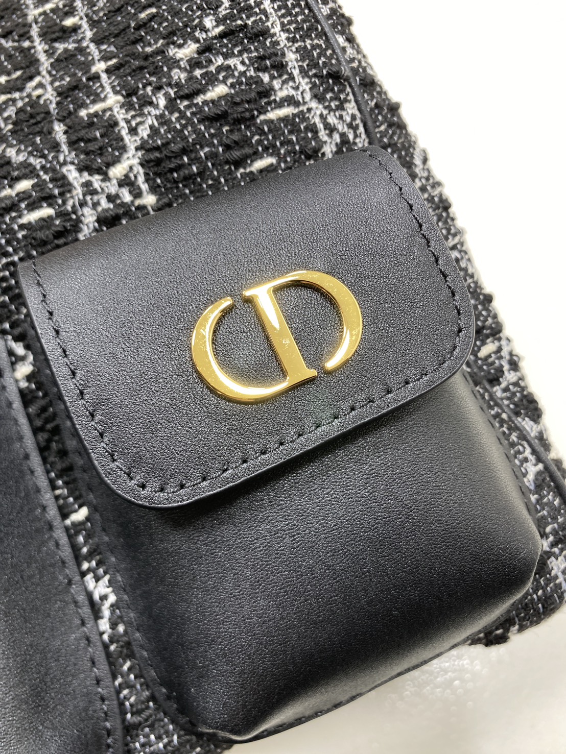 ORI หนังแท้ | Dior Caro Multicarry Bucket Backpack กระเป๋าเป้สะพายหลัง คอลใหม่ล่าสุด โดดเด่นด้วยผ้าทอทวีตโทนสีดำ พร้อมกระเป๋าเล็กคู่หน้า เปี่ยมไปด้วยสไตล์และความหรูหราตกแต่งด้วยโลโก้ CD โลหะสีทอง