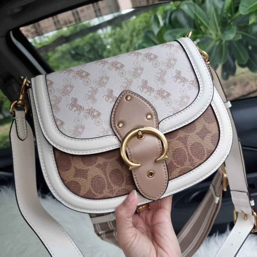 COACH C0749 BEAT SADDLE BAG WITH HORSE AND CARRIAGE PRINT สีหายาก ละมุนคุณหนู คอลเลคชั่นใหม่ ดีไซน์หรูหรา พิเศษมากๆมาพร้อมสายสะพาย 2 เส้น ใช้คู่กันหรือแยกสะพายก็สวยครบสูตร กระเป๋าสะพายทรง saddle คลาสสิค เปิด-ปิดด้วยกระดุมแน่นหนา ภายในเป็นช่องโล่ง ใส่ของได