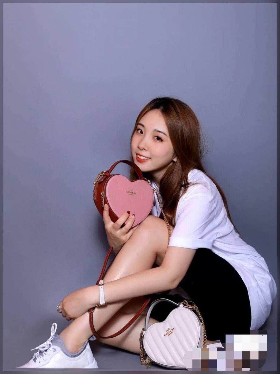 ต้อนรับวาเลนไทน์นี้ ❤️พร้อมส่งความรักหว๊านหว๊านค่ะ❤️ COACH HEART CROSSBODY BAG ((C5118//C5119)) 💥Limited edition หลงรักแน่นอน💋 พร้อมส่งที่ไทยก่อนใครวันนี้!