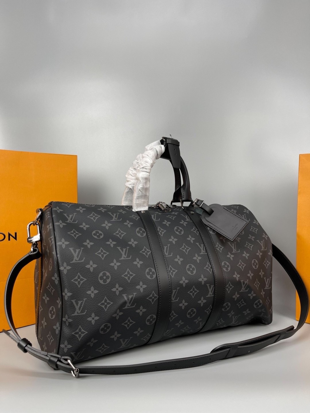 LV Keepall Bandoulière 45 Monogram Eclipse / Damier Graphite Canvas กระเป๋าเดินทางแบบดัฟเฟิล เป็นรุ่นที่เคียงข้างนักเดินทางรอบ สวยหรูโลกสง่างามตลอดกาล มีไว้ไม่มีเอาท์ เกรดท็อป ออริ เทียบแท้ 1:1 เกรดดีสุด