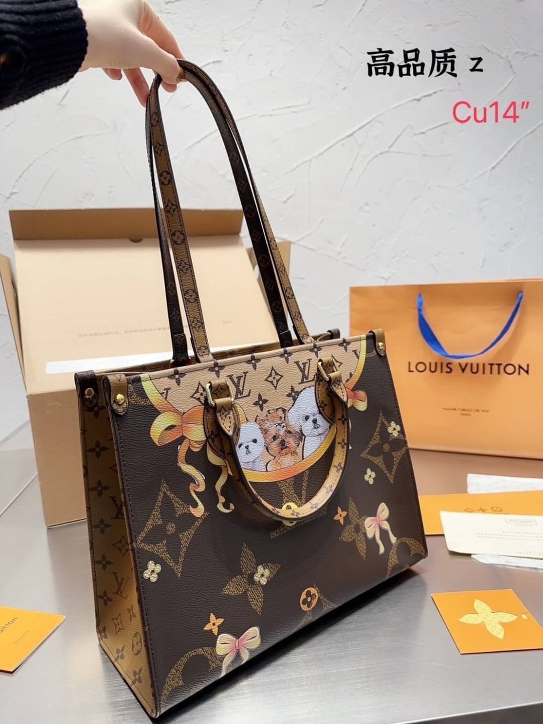 LV ONTHEGO Catogram Capsule Collection by Grace Coddington / LV CARRYALL TOTE กระเป๋าทรงโท้ทลายใหม่ น้องหมาน่ารัก น่าใช้ จุได้แบบจุกๆ ภายในโล่งกว้าง ภาพถ่ายจากงานจริง พร้อมส่ง