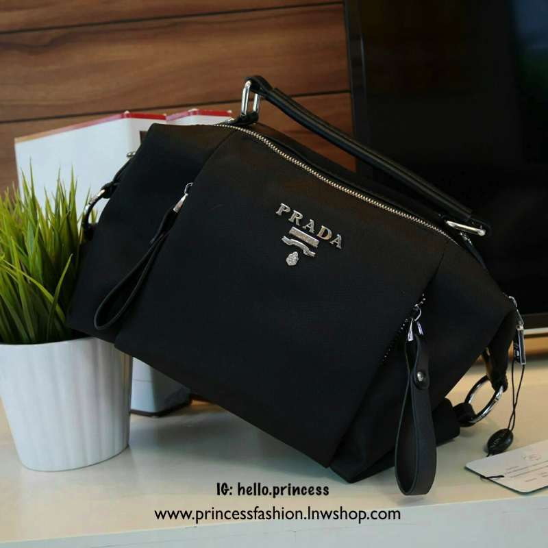 ล็อตราคาดีงาม มาละค้า!!! งานพรีเมี่ยมกิ้ฟ จากเคาเตอร์ต่างประเทศคะ รุ่น Limited edition ค่า ได้ กระเป๋าอเนกประสงค์ ทรง Mini TOTE จากแบรนด์ PRADA มาค่า เป็น กระเป๋าMatte Canvas *ปรับได้สองทรงสวย ใบนี้มีสายยาวให้คะ เลิศมาก สะพายเป็น shoulder bag หรือ ถือได้ค