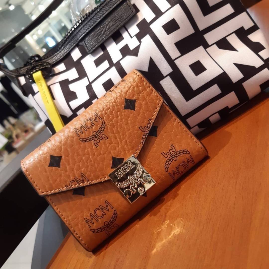 M.C.M PATRICIA THREE-FOLD WALLET IN VISETOS กระเป๋าสตางค์ใบเล็ก รุ่นฝาพับ unisex ใช้ได้ทั้งหนุ่มๆและสาวๆน้า ใช้งานง่าย ด้วยกระดุมโลโก้ พกพาง่าย วัสดุหนังแคนวาสคุณภาพดี ภายในเป็นหนังแท้ นิ่ม สวย ใส่บัตรได้เยอะ ใส่ธนบัตรได้ทุกชนิด ในช่องมีที่ใส่บัตรพิเศษภาย