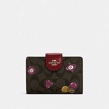 COACH C7414 MEDIUM CORNER ZIP WALLET WITH ORNAMENT PRINT คอลเลคชั่นใหม่ กระเป๋าสตางค์ใบกลาง ดีไซน์ใหม่ สุดหรู คละลายพริ้นท์เต็มใบ น่าใช้ไปอีก วัสดุหนังแคนวาสเคลือบลาย ภายในมีช่องใส่บัตร ใส่ธนบัตรได้ครบ และมีช่องซิปแยก ใบจริงสวยมากๆ แนะนำจ้า ราคาสุดคุ้มครบ