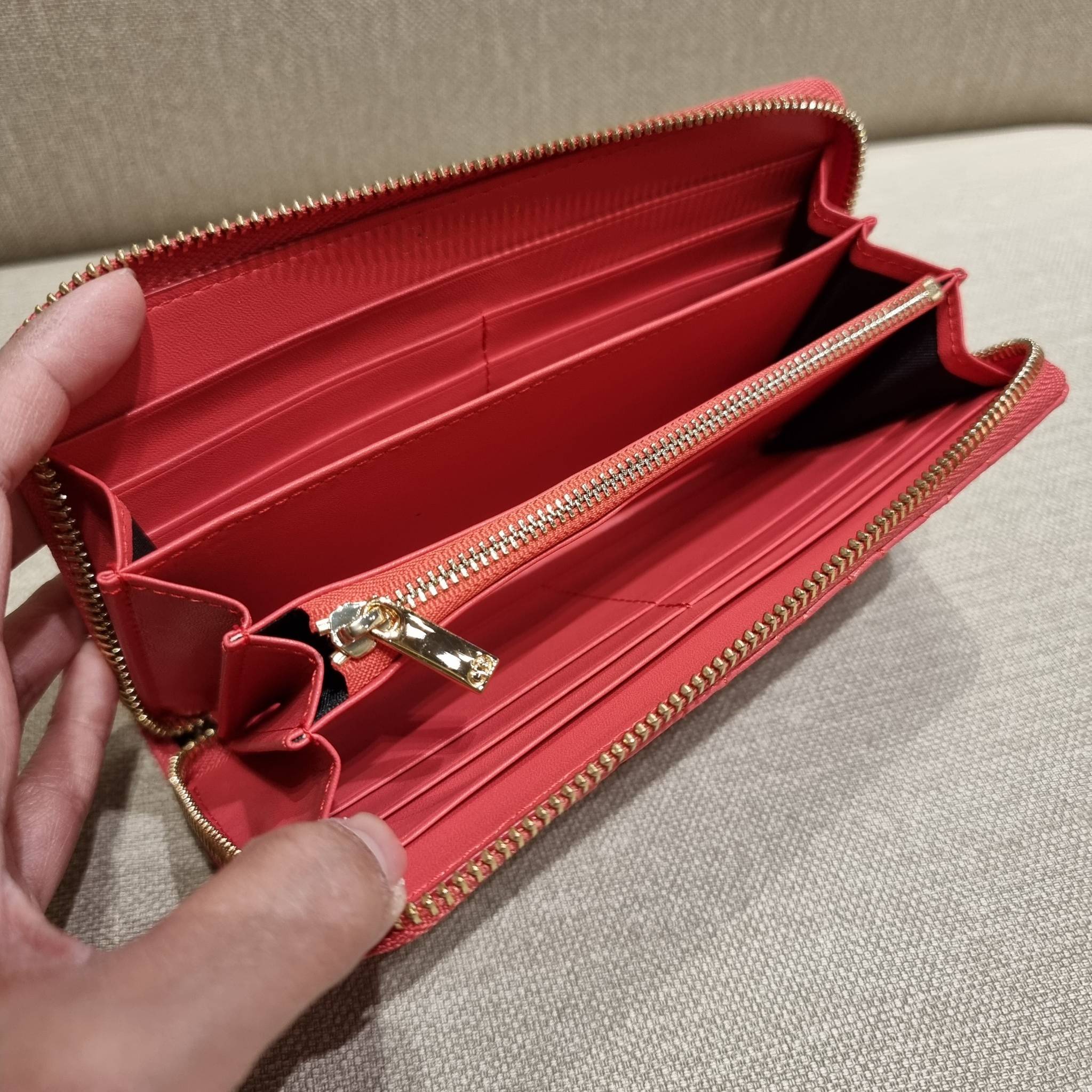 VIP 】CD LONG WALLET WITH GWP ใหม่ล่าสุด กระเป๋าสตางค์ใบยาว พิเศษจาก duty free ใบจริงสวยคม ใช้แล้วรับทรัพย์ ขับผิว วัสดุหนังแท้เต็มใบ สัมผัสดีงาม เปิด-ปิดด้วยซิปรอบ ภายในใส่บัตรได้เยอะ ใส่ธนบัตรได้เต็มที่ มีช่องซิปใส่เหรียญได้ พร้อมส่งความสวยถึงบ้านแบบครบเ