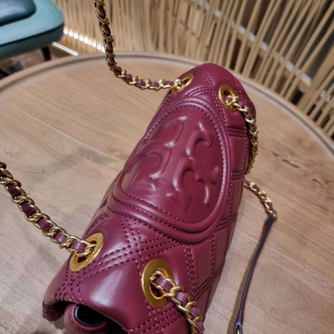 TORY BURCH FLEMING SOFT CONVERTIBLE SHOULDER BAG รุ่นหายากที่สาวๆตามหา มาพร้อมเสิร์ฟความสวยถึงบ้านไปเลยจ้า รอบนี้คัดสีสวยๆมาให้ได้ช้อปกันอย่างจุใจไปเลย กระเป๋าสะพายไหล่ หนังแท้นิ่มเต็มใบ สวยหรูดูแพง เปิด-ปิดด้วยตัวกดล็อคแน่นหนา สายสะพายในตัวปรับใช้ได้ 2 แ