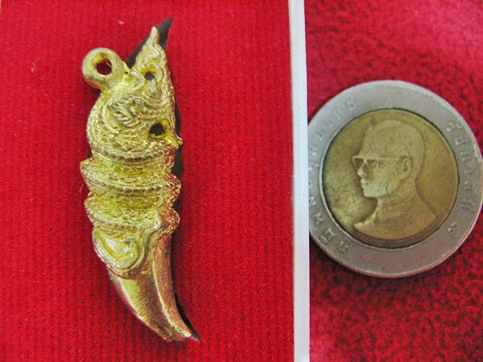 เขี้ยวเพชรนาคามหาโชคโภคทรัพย์พิมพ์เล็ก เนื้อทองทิพย์ รุ่นมหาเศรษฐี ปี60 พร้อมกล่องเดิมและใบคาถาค่ะ