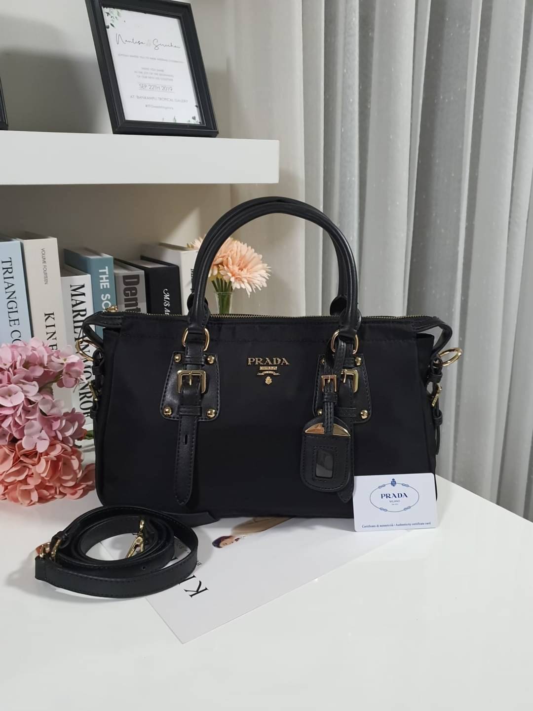 รุ่นยอดฮิต !!! ปังปุริเย่ 🎉🎉 กระเป๋าทรง HANDBAG จากงานพรีเมี่ยมกิ้ฟ จากเคาเตอร์ต่างประเทศ มาแล้วค่า กระเป๋าถือทรงหรู จากแบรนด์ PRADA เป็น กระเป๋าผ้าไนล่อน ตกแต่งรอบใบได้ **สวยมาก ด้านในมีช่องซิปและช่องใส่ของ เป็นสัดส่วน อะไหล่ทองหรู ขนาดกำ