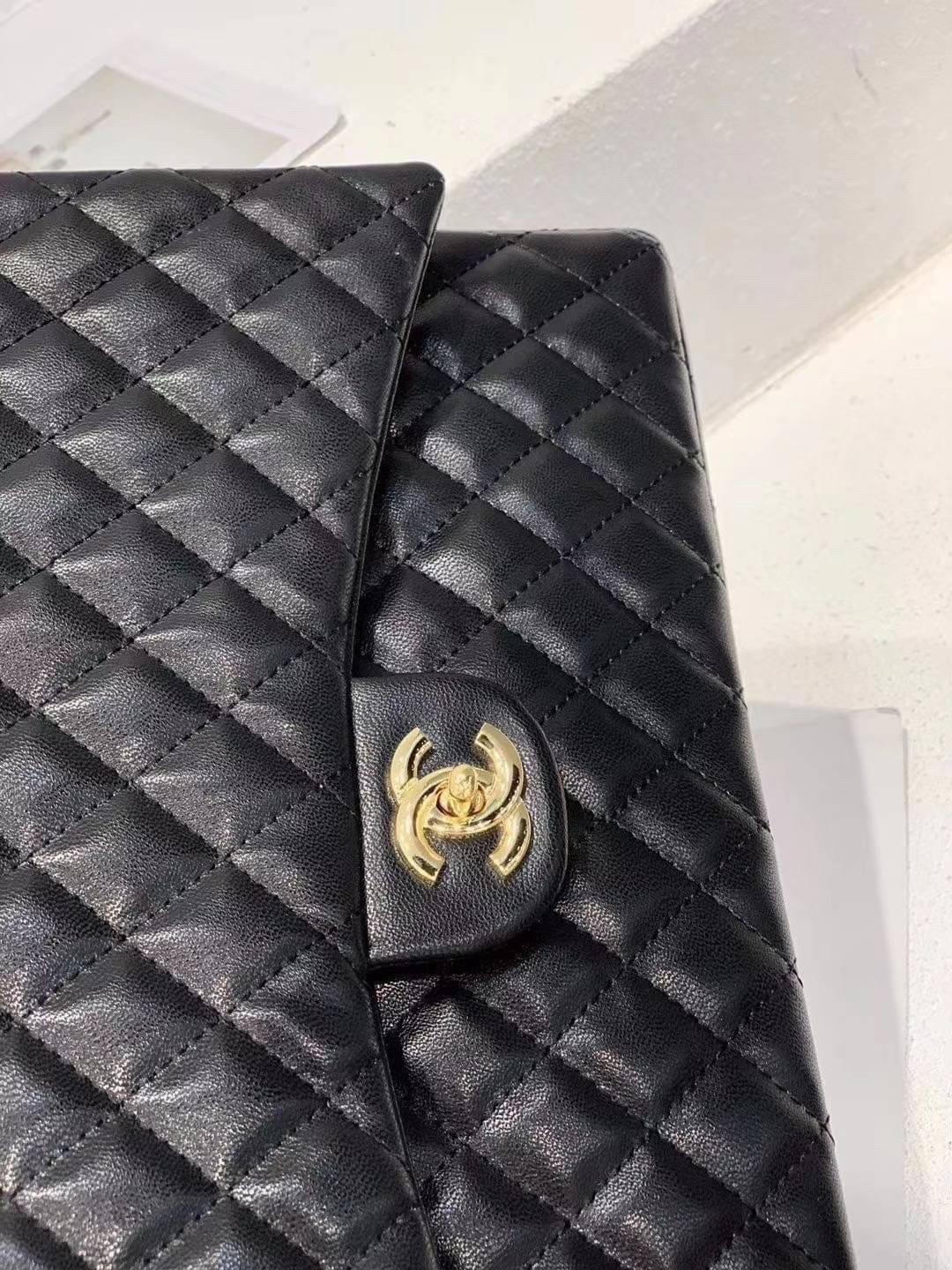 CHANEL MAXI CLASSIC 13.5" กระเป๋าสะพายทรงคลาสสิคใบใหญ่ จุของได้เยอะมากๆ งานสวยหรูมาแต่ไกล สวยงามไม่ผิดหวังค่ะ