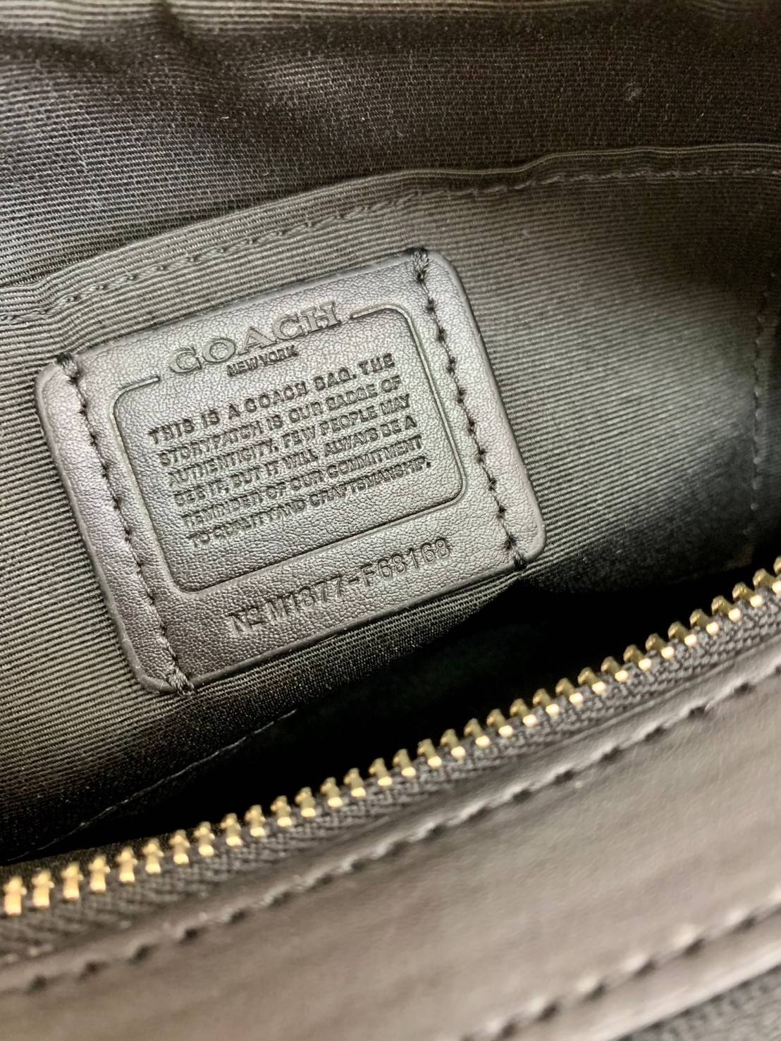 ใครรออยู่จัดเลยค่ะ มากี่รอบไม่พอจริงๆค่ะ😁 COACH JES CROSSBODY IN SIGNATURE BAG กระเป๋าสะพายข้าง//ครอสบอดี้ร์ วัสดุหนังแท้ หนังนิ่มทรงสวย 🔺อะไหล่ป้ายห้อยโลหะแบรนด์นะคะ กระเป๋าแบ่ง2ซิป แต่ละช่องกว้าง สามารถใส่กระเป๋าเงินใบยาวได้; ของจำเป็นได