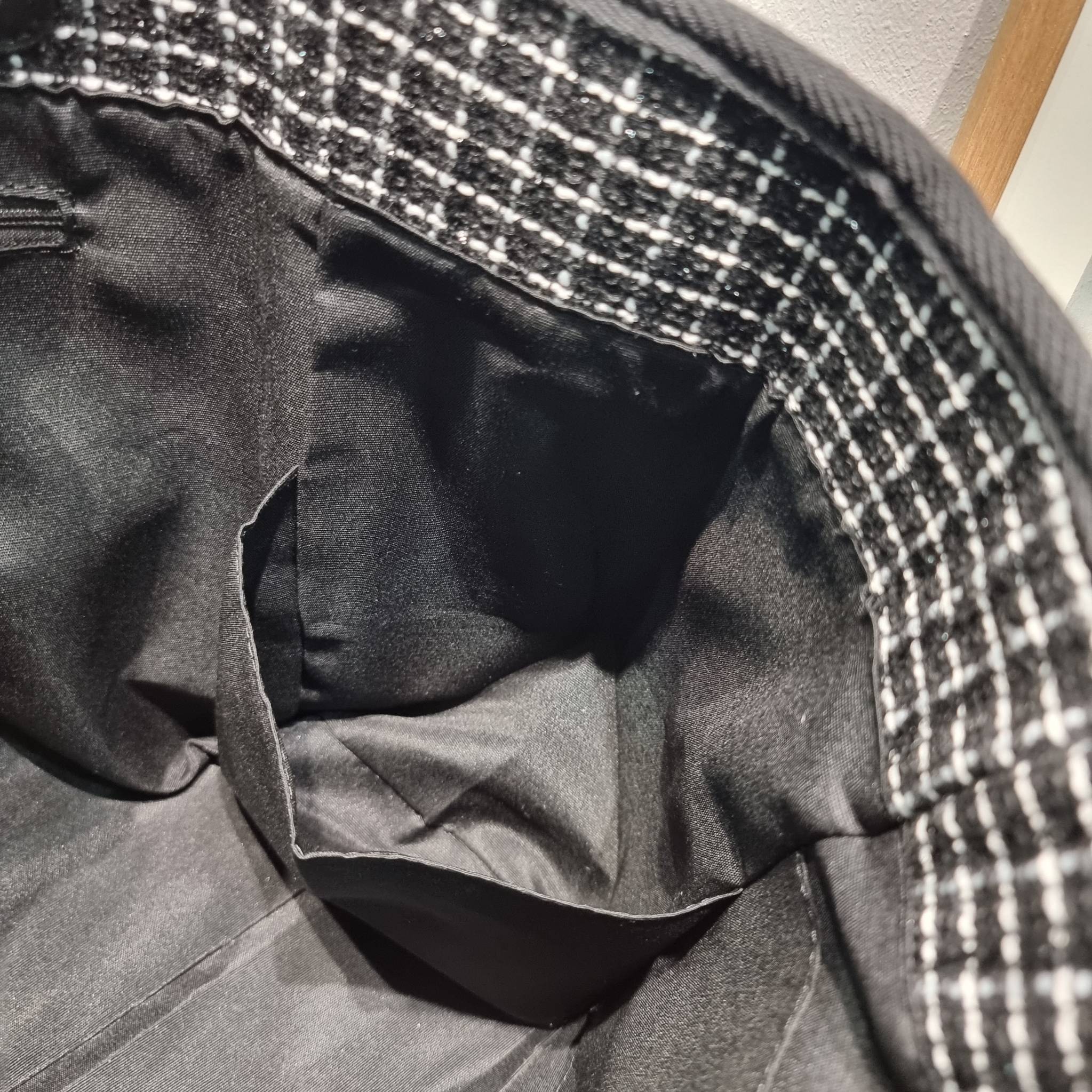 CHANEL LARGE TOTE BAG / CHANEL DEAUVILLE TOTE / CHANEL TOTE BAG กระเป๋าสะพายผ้าทวิต ทรงโท้ทใบใหญ่ ต้อนรับเทศกาลท่องเที่ยวช่วงสิ้นปีนี้ ใครมองหากระเป๋าสะพายไปเที่ยว ใบนี้น้องตอบโจทย์แน่นอน ด้วยดีไซน์โทนสีที่ใช้ได้กับทุกโอกาส และขนาดกว้างที่จุของได้แบบไร้กั