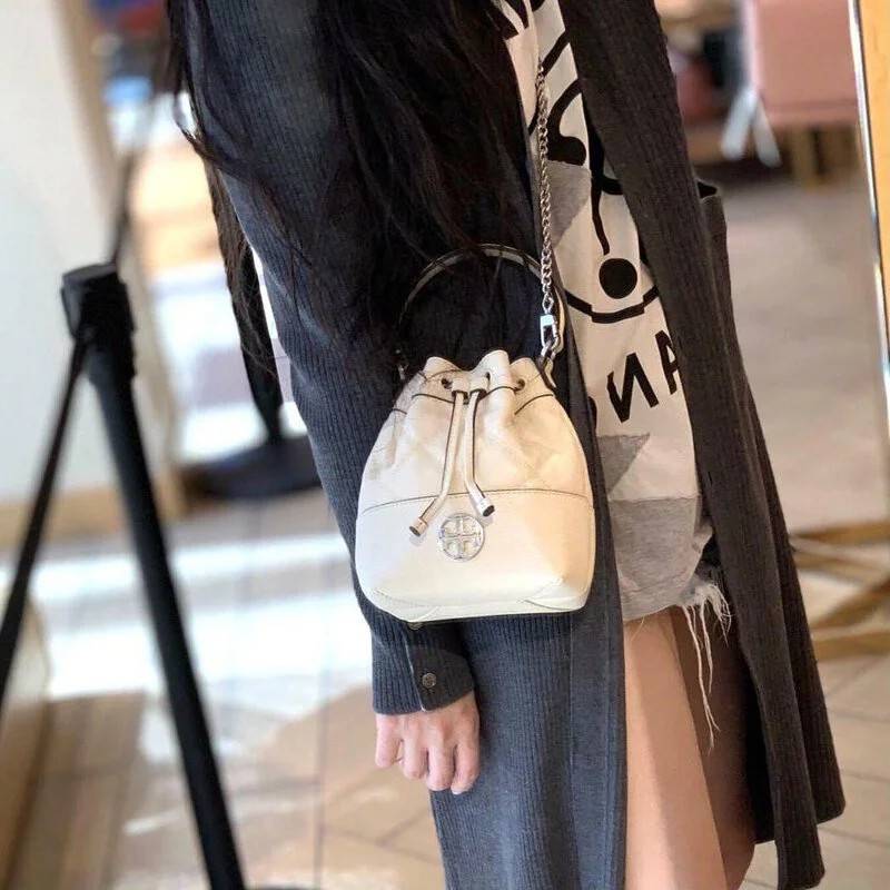 TORY BURCH WILLA MINI BUCKET BAG NEW ARRIVAL สุดปัง กระเป๋าสะพายทรงบัคเก็ต สวยผู้ดี โดดเด่นด้วยโลโก้สีทองดูหรู อัพลุคผู้ดี๊ผู้ดี วัสดุหนังแท้ ดีไซน์บุนวม เส้นคมดีเทลหรู เปิด-ปิดหนังรูดปากกระเป๋า มีหูหิ้วในตัว คล้องแขนเก๋ๆ ภายในเป็นช่องโล่ง มีช่องย่อย ใส่ข