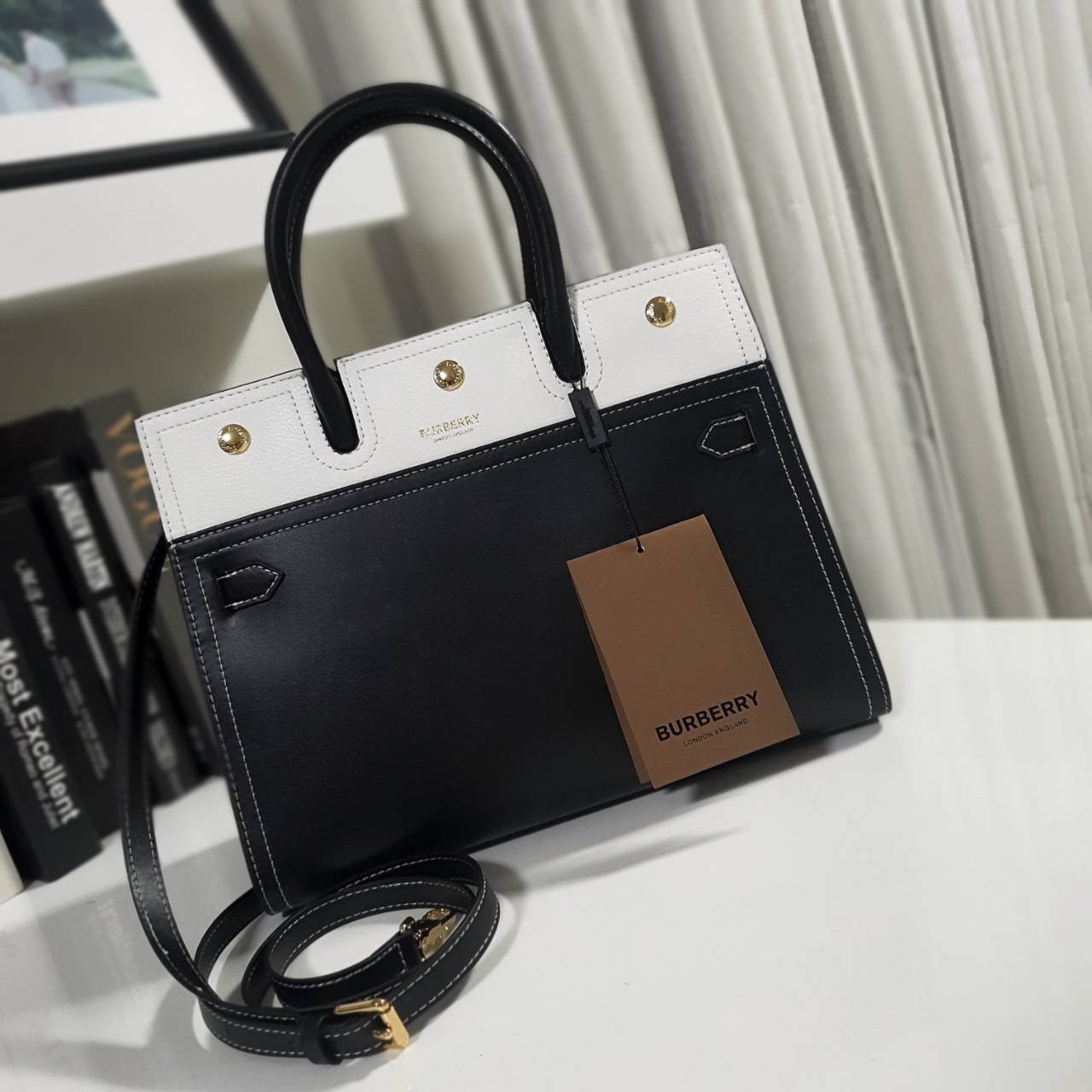Burberry Small Leather Two-handle Title Bag In Black BURBERRY FRAGRANCES CROSSBODY BAG VIP GIFT WITH PURCHASE (GWP) พรีเมี่ยมกิ๊ฟ Limited Edition จาก BURBERRY PERFUME วัสดุ Geniune Leather ทรงเหลี่ยม TwoTone ดีไซน์สวยอยู่ทรง ด้านหน้ามีช่องใส่ของ ภายในโล่ง