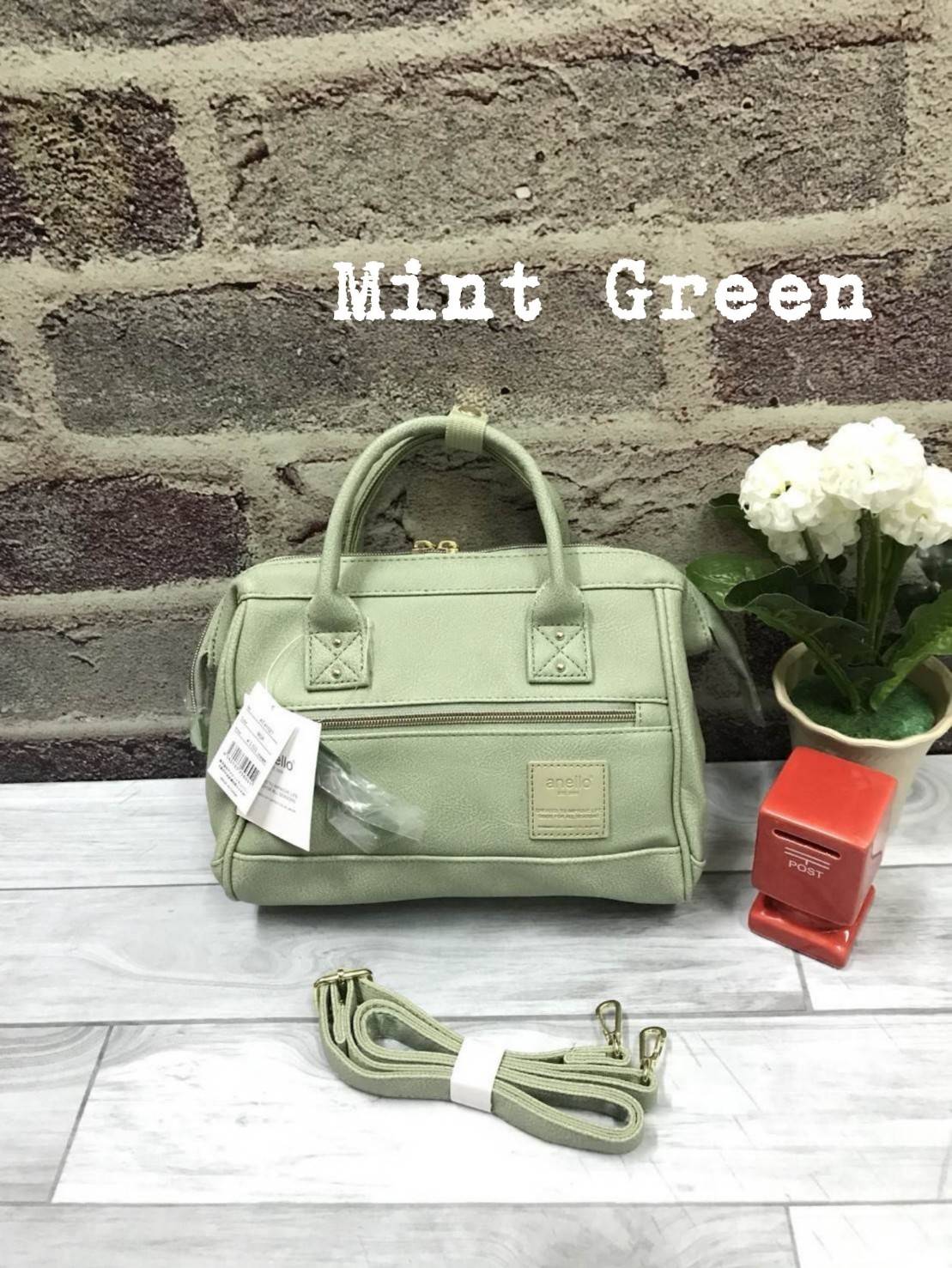 มาใหม่ชนช็อป Anello Boston Bag PU 2 way รุ่นสุดฮิตแห่งปี Anello Boston Bag ใหม่ล่าสุด รุ่น PU หนังนิ่มสวย ทรงนี้ฮิตอยู่แล้ว พอมีรุ่นหนังออกมา ก็ยิ่งขายดีมากๆค่ะ รูปทรงสี่เหลี่ยม ใบขนาดกลางกำลังดี มาพร้อมสายสะพายยาวที่ปรับระดับได้ free หนังสวยมากๆ น้ำหนักเ