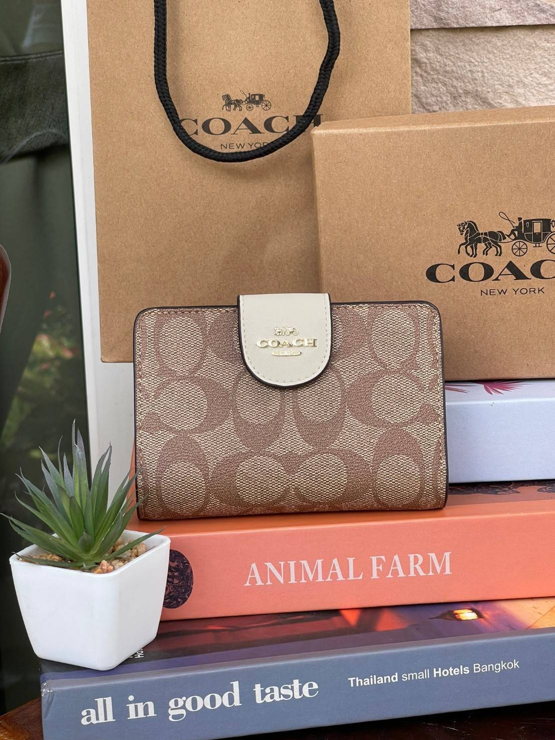 COACH MEDIUM CORNER ZIP WALLET IN SIGNATURE CANVAS กระเป๋าสตางค์ขนาดกลางที่ถือว่าเป็นไอเทม Must Have ของทุกเพศทุกวัยที่ต้องพกติดตัวไว้ตลอดเวลา เพราะนอกจากจะช่วยจัดเก็บเงิน บัตรประชาชน บัตรเครดิตและต่าง ๆ ให้เป็นระเบียบเรียบร้อยยังต้องคำนึงถึงประโยชน์ใช้สอ