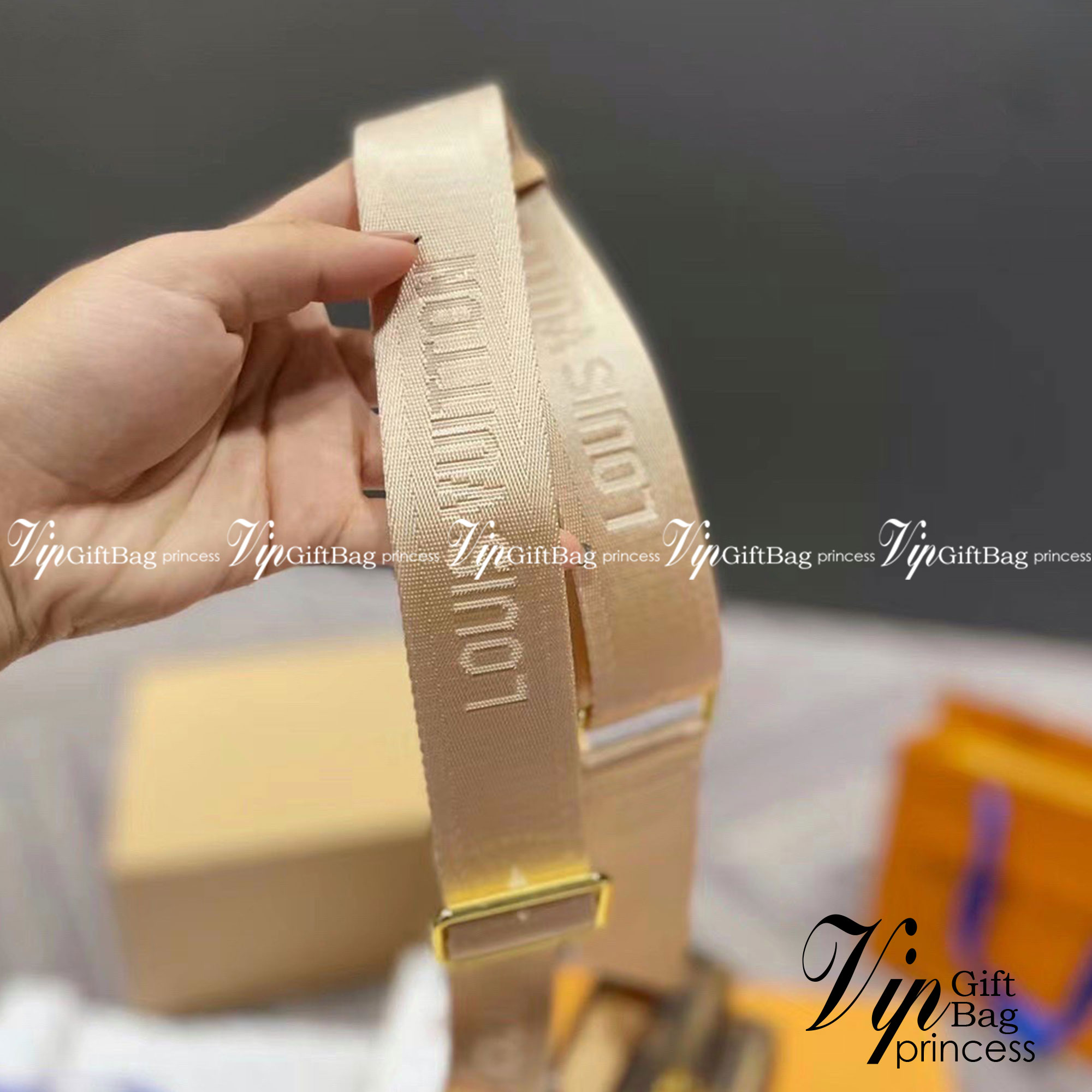 LV UTILITY CROSSBODY BAG กระเป๋าสะพาย และคาดอกได้ เท่มากๆ เลยค่ะ รุ่นนี้เป็น unisex ใช้ได้ทั้งชายหญิง รุ่นตามหา หนังลายโมโนแกรม งานสวย อะไหล่ปั้มทุกจุด ราคาสุดคุ้ม คุณภาพงานตามรูป ถ่ายจากสินค้าจริง สวยปังๆ เลยค่า