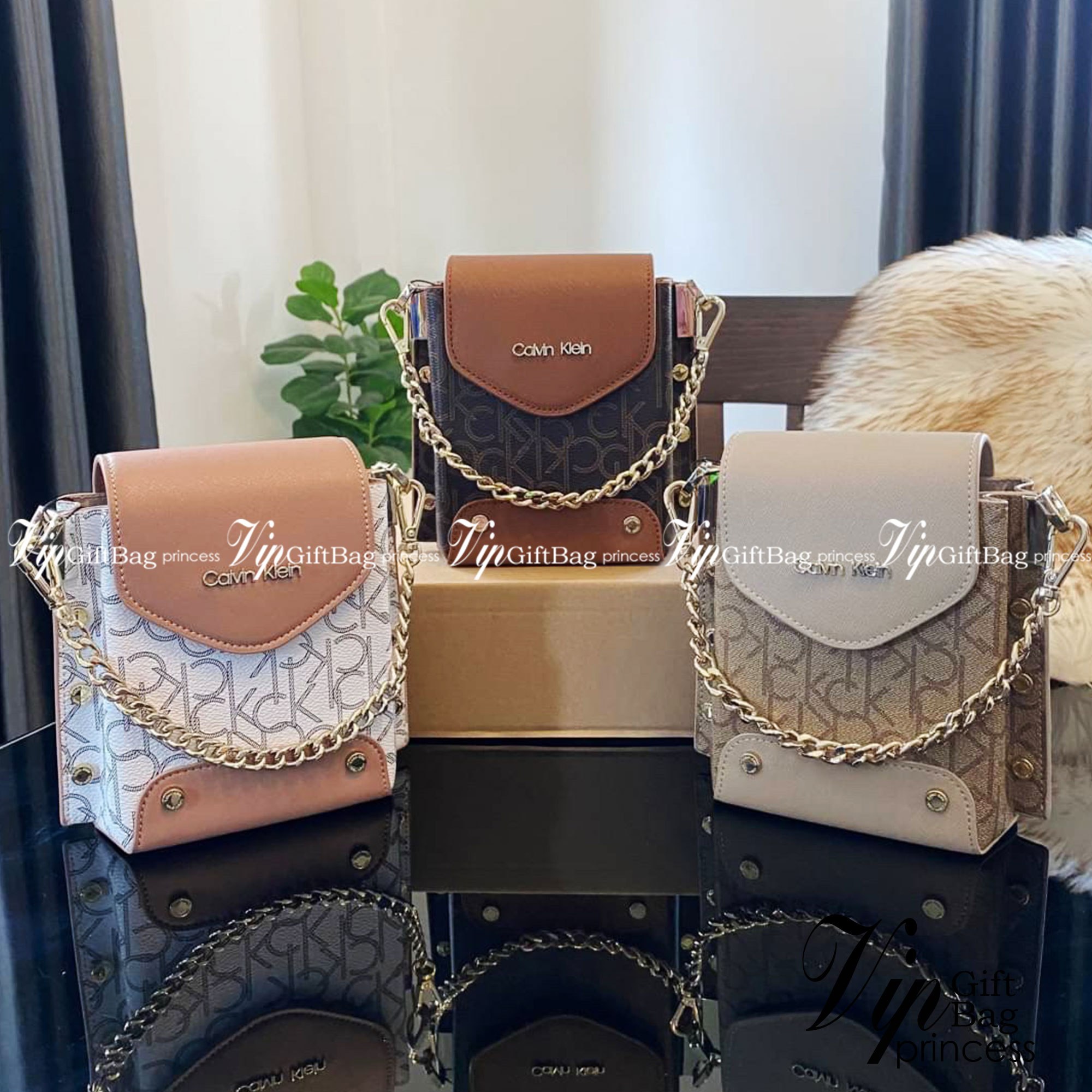 CALVIN KLEIN JEANS crossbody bag กระเป๋าถือหรือสะพาย ลายซิกเนเจอร์แบรนด์ทั้งใบ เปิด-ปิดกระเป๋าด้วยกระดุมแม่เหล็ก ด้านในแบ่งเป็น 2 ช่องหลัก และมีช่องเล็กใส่ของจุกจิก ซับในลายแบรนด์อย่างดี มาพร้อมสายสะพายยาวปรับระดับได้ฟรีไซต์ สามารถใช้ได้หลากหลายโอกาสค่ะ