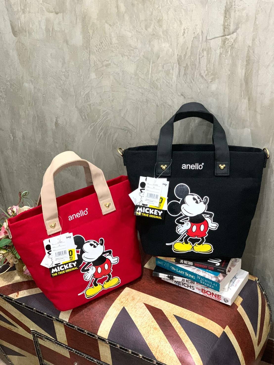 ANELLO MICKEY LIMITED EDITION MEDIUM DT-G004 เอาใจวัยรุ่นกับอีกหนึ่งคอลเลคชั่นน่าสะสมจากมิกกี้ เมาส์และมินนี่ เมาส์ ที่วาดลวดลายของตัวการ์ตูนยอดฮิตลงบนกระเป๋าให้เป็นซิกเนเจอร์กับรูปแบบทรง medium tote ขนาดกลางกำลังดี อีกทั้งยังเลือกใช้วัสดุอย่างผ้า Canvas 