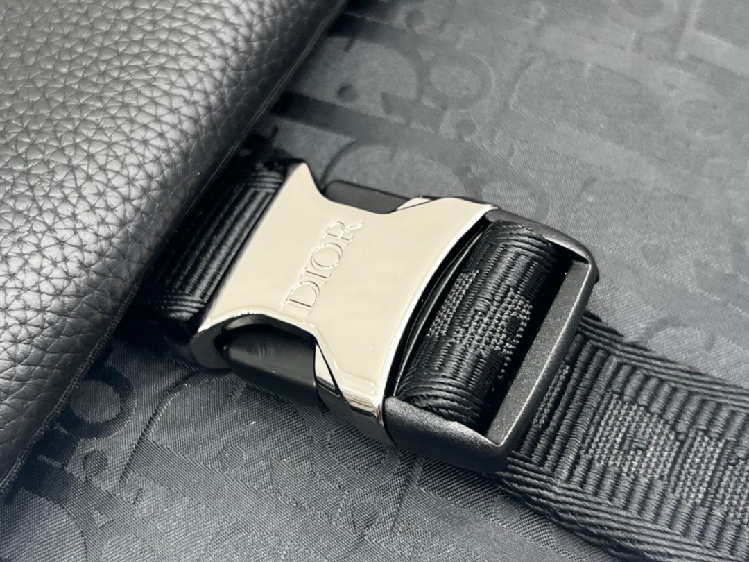 Dior Explorer Messenger Bag Black / Dior messenger bag / Dior Oblique Mirage Technical Fabric and Grained Calfskin เกรดเทพออริจินอล หนังแท้ ภาพถ่ายจากสินค้าจริง ใช้งานต่างประเทศได้