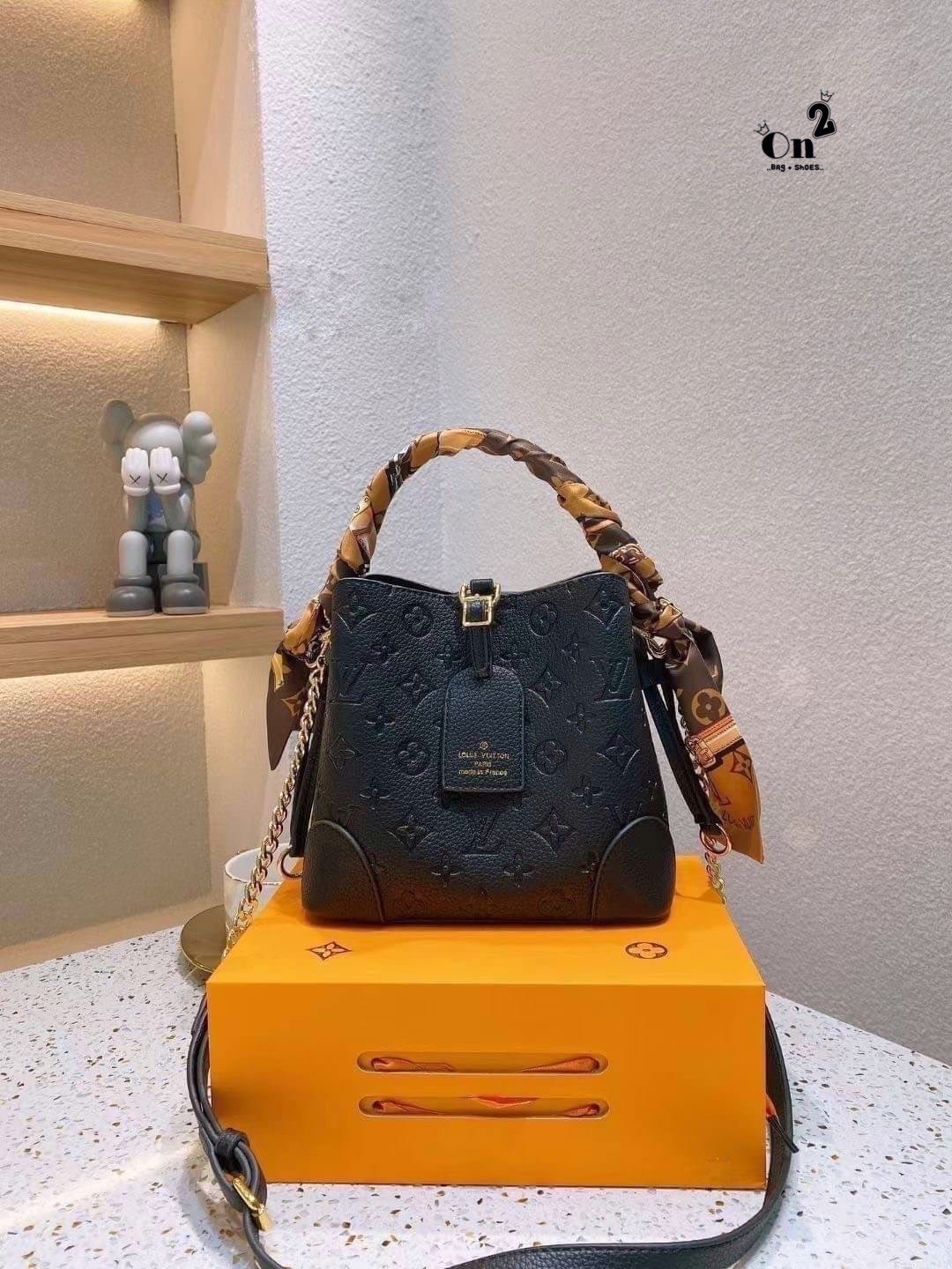 LV NeoNoe Beloved Monogram กระเป๋าสะพายทรงหรูหรา มีสไตล์ เป็นเอกลักษณ์ลงตัวสมบูรณ์แบบ จุของได้เยอะมาก งานปั้มลายโมโนแกรมเต็มใบ ใบจริงสวยมากกกก ได้สวยก่อนใคร ต้องจัดแล้วจ้า พร้อมส่งความสวยที่นี่ ที่เดียว!!