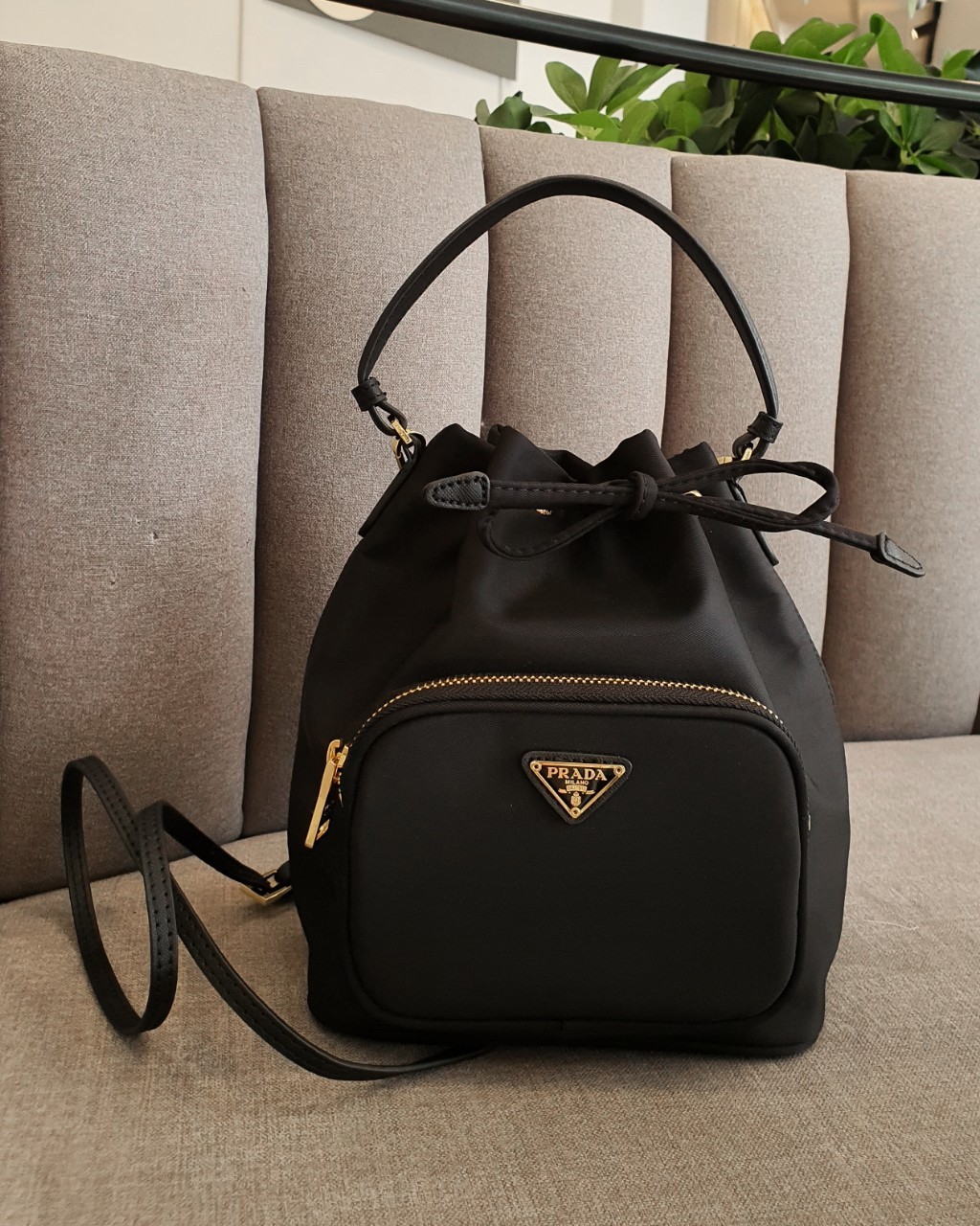 Prada Nylon Bucket Bag Black ใครๆก็หลงรัก **ทรงขนมจีบน่ารัก 🐰 กระเป๋าผ้า PRADA NYLON SILK เนื้อหนา ตัวกระเป๋าอยู่ทรงสวย ซับในอย่างดี จุดเด่นคือ กระเป๋าสามารถ จุของได้เยอะมาก น้ำหนักเบา