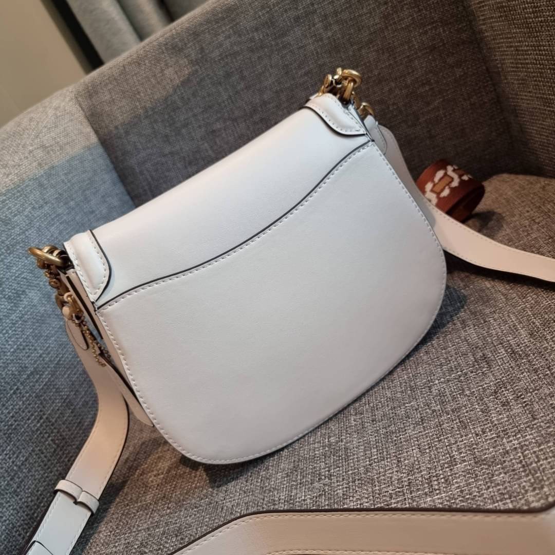 COACH C0749 BEAT SADDLE BAG The best item! ที่สาวๆรอคอย! ฮอตไฟลุก! สีหายาก ละมุนคุณหนู คอลเลคชั่นใหม่ ดีไซน์หรูหรา พิเศษมากๆมาพร้อมสายสะพาย 2 เส้น ใช้คู่กันหรือแยกสะพายก็สวยครบสูตร กระเป๋าสะพายทรง saddle คลาสสิค วัสดุหนัง glove-tanned ทนทาน เปิด-ปิดด้วยกร