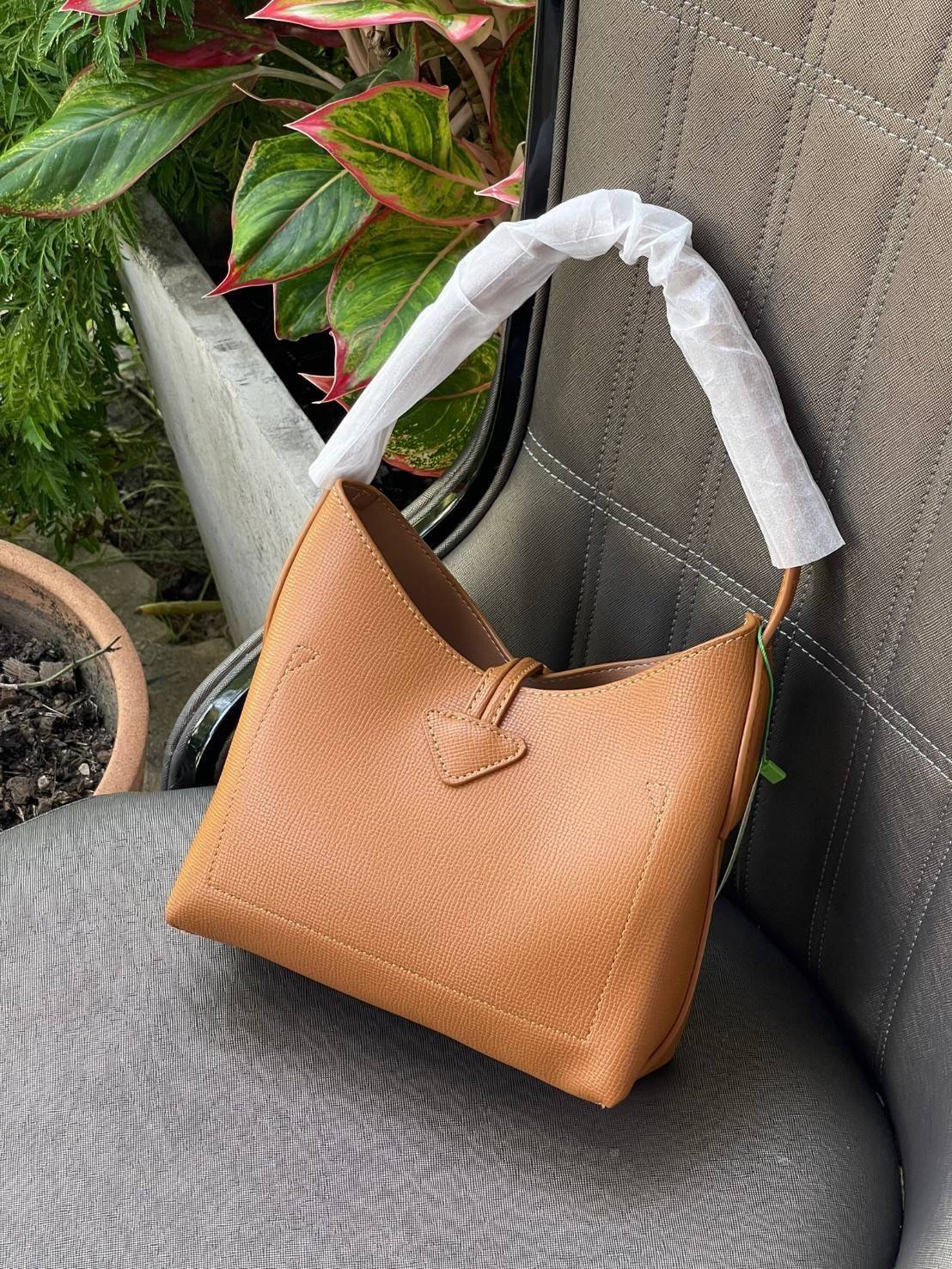 Longchamp ROSEAU Sac porté épaule XS กระเป๋าสะพายไหล่ซึ่งเป็นหนึ่งในแฟชั่นไอเทมที่สาว ๆ ส่วนใหญ่จะต้องมีไว้ใช้งานกันอย่างน้อยคนละหนึ่งใบแน่นอน ใช้งานสะดวก คล่องตัว ทั้งยังมีดีไซน์ให้เลือกหลากหลายตั้งแต่แบบหรูหรา น่ารักสดใส ไปจนถึงเรียบโก้ ให้คุณเลือกหยิบม