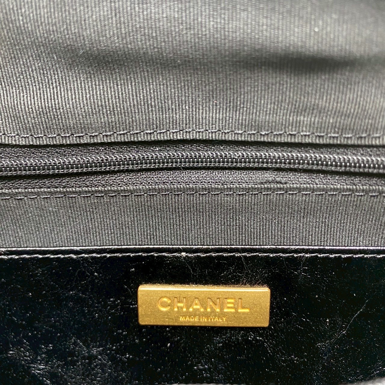 ORI หนังแท้ | Chanel Large Bowling Bag Crumpled Leather / Chanel Keepall Bag กระเป๋าถือ กระเป๋าสะพายรุ่นใหม่ล่าสุด ดีไซน์หนังยับเงา ในคอลเลกชัน Métiers d’art ปี 2024/25