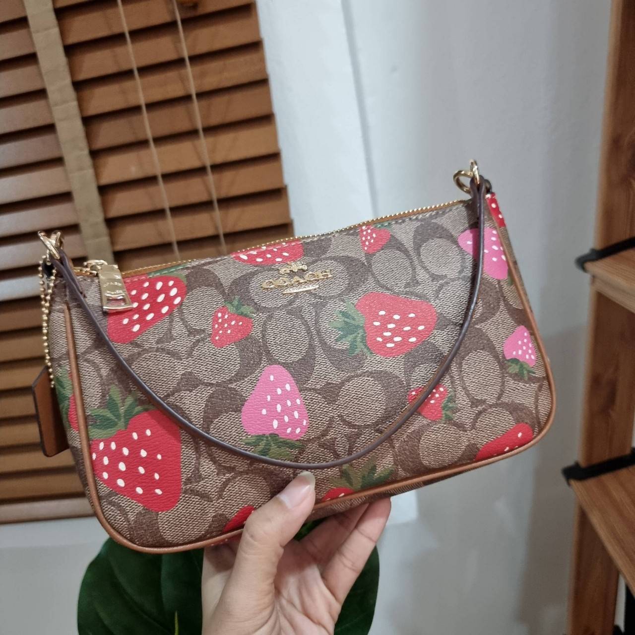 COACH F58321 TOP HANDLE POUCH คอลเลคชั่นสุดฮิต กับดีไซน์ใหม่ น่ารักน่าใช้ทุกแบบ กระเป๋าพอชทรงใช้งานง่าย สะดวก กะทัดรัด วัสดุหนังแคนวาสเคลือบคุณภาพ มาพร้อมสายคล้องในตัว และสายสะพาย crossbody ปรับเปลี่ยนได้ตามสไตล์ อีกหนึ่งไอเท็มที่สาวๆต้องมี ในราคาสุดคุ้ม 