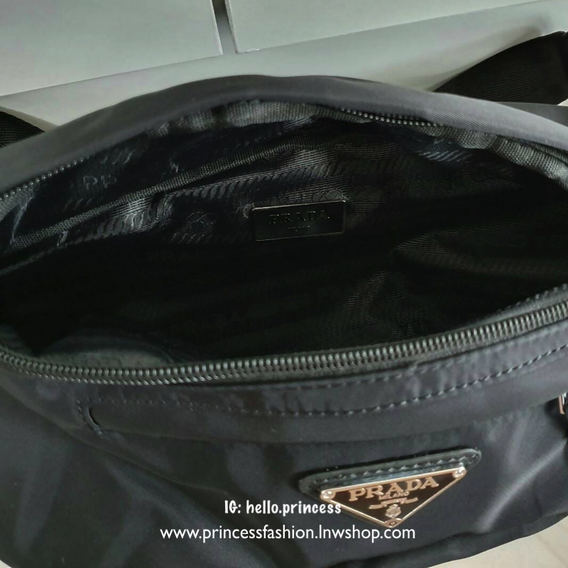 PREMIUM GIFT จากแบรนด์ PRADA ทรงคาดอก เหมาะกับสายStreet มากๆค่ะ ทรงสาย จุของได้เยอะ ไม่ซ้ำใครแน่นอนคะ ด้านหน้ามีช่องซิปแยก อะไหล่สีเงิน ภายในมีป้ายโลหะโลโก้แบรนด์ ใส่กระเป๋าตัง มือถือ บัตร ได้สบายคะ ผู้ชายใช้ได้ ผู้หญิงใช้ดีคะ รุ่นนี้ คอนเฟริม เลยค้าาาา