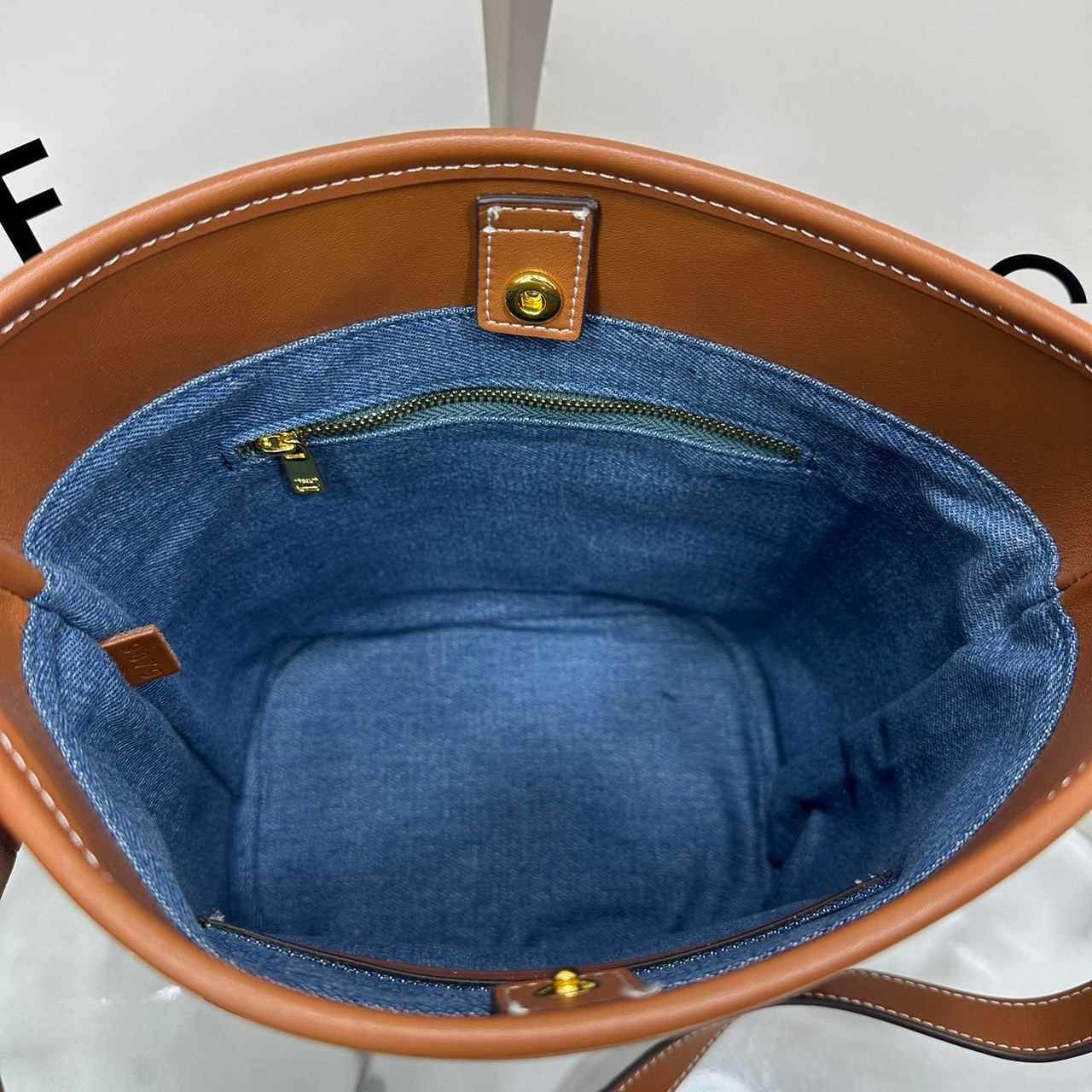 CELINE BUCKET CUIR TRIOMPHE bag in denim with full Triomphe กระเป๋าสะพายทรงบัคเก็ตเดนิม ปักลายแบรนด์สีขาวสวยโดดเด่น พิเศษพร้อมใบลูกสะดวกใช้งาน รุ่นฮิตข้ามปี งานสวยเรียบหรู ผู้ดีไปอีก