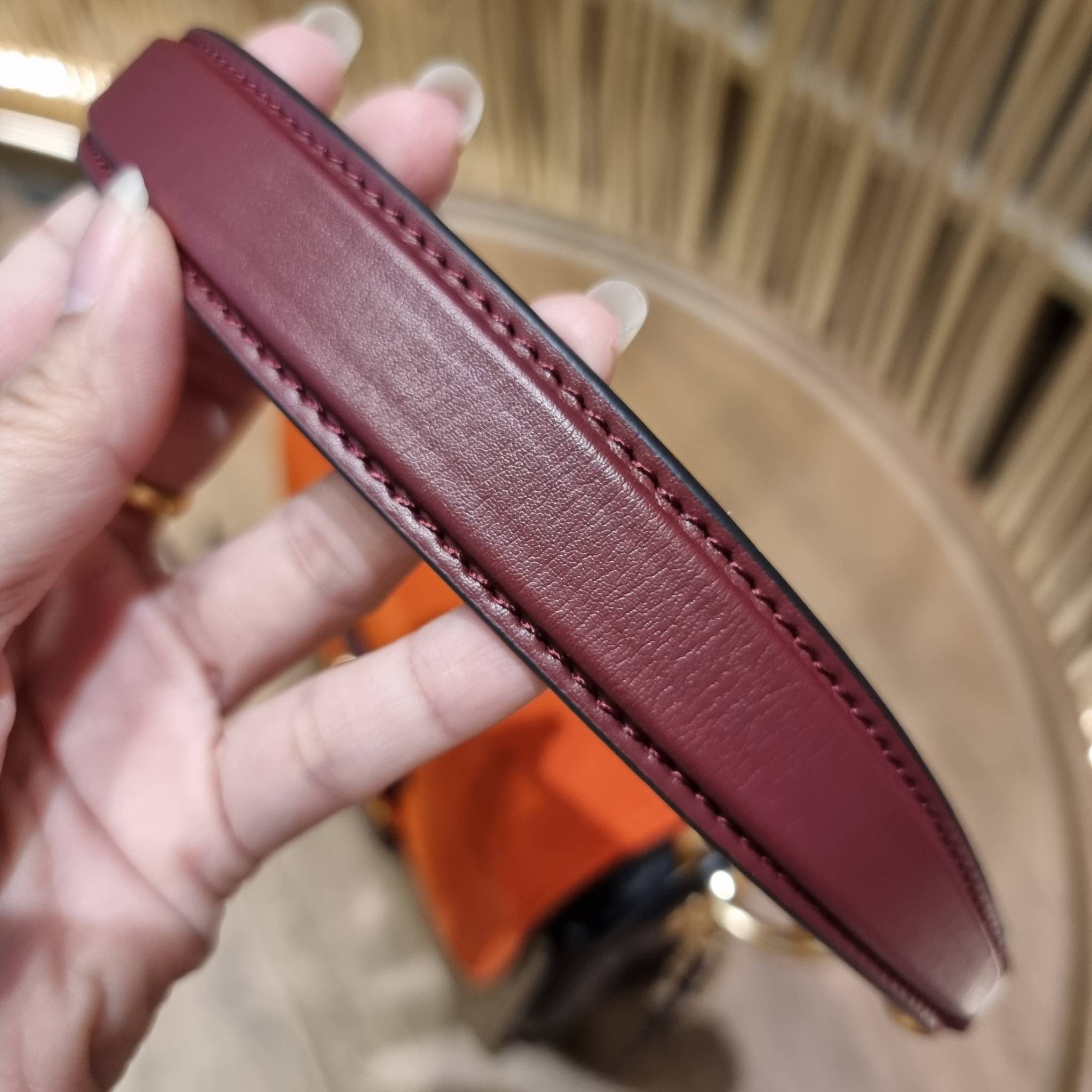 COACH C5691 KLEO SHOULDER BAG 17 IN SIGNATURE CANVAS ใหม่สุด!! สวยหรูไม่มีใครเกิน!! กระเป๋าสะพายสวยครบสูตร แค่เห็นก็ปิ๊ง!!วัสดุหนังแคนวาสสลับหนังแท้ ลงตัวที่หนึ่ง เปิด-ปิดด้วยสายคาดแม่เหล็กในตัว โดดเด่นมากๆ ภายในเป็นช่องโล่ง มีสายสะพายมาให้ถึง 2 แบบ สายคล