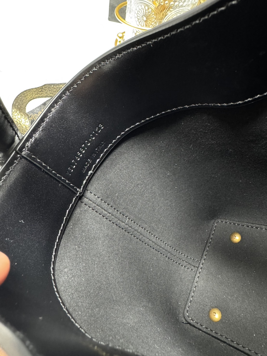 TOP ORI หนังแท้ | YSL Le 37 in shiny leather bag / YSL Bucket Bag กระเป๋าสะพายทรงทรงถัง โดดเด่นด้วยตัวปิดแบบตะขอ Cassandre พร้อมหูจับด้านบน และสายสะพายไหล่แบบปรับได้และถอดออกได้