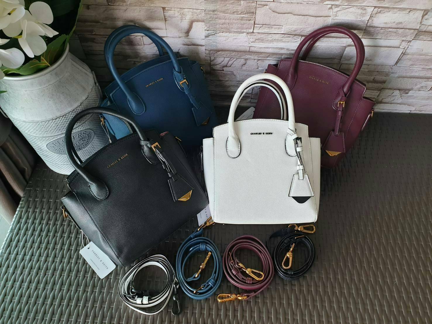 CHARLES & KEITH รุ่น CLASSIC DOUBLE TOP HANDLE BAG CK2-30270225-5 ราคาปกติช้อป (฿2,990.00) กระเป๋าถือ- สะพาย หนังสวยอยู่ทรง สไตล์คลาสสิค เรียบหรู ดูดี ทรงนี้ฮิตตลอดกาล เป็นรุ่นที่ขายดีสุดๆ ไม่มีตกเทรน ด้านหน้าติดโลโก้แบรนด์ อะไหล่ปั้มแบรนด์ มีหมุดรองฐานทั