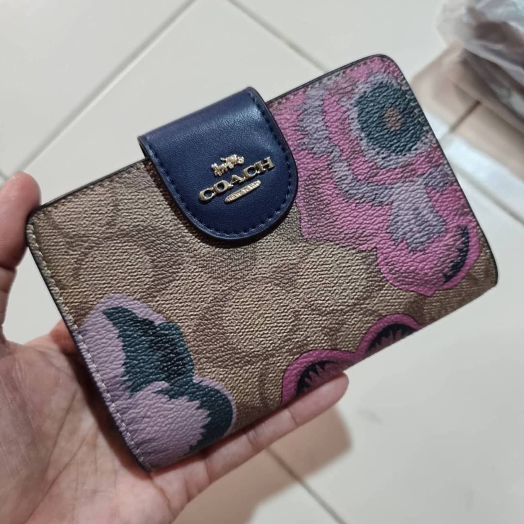 COACH C3375 MEDIUM CORNER ZIP WALLET IN SIGNATURE CANVAS WITH DAISY PRINT ดีไซน์ใหม่ล่าสุด!! คอลเลคชั่นลายพริ้นท์ เพิ่มลูกเล่นให้กระเป๋าสตางค์ของคุณ กับกระเป๋าสตางค์ใบกลาง ขนาดกำลังเหมาะมือ วัสดุหนังแคนวาส ดูแลรักษาง่าย มีช่องใส่บัตรและธนบัตรครบ และช่องซิ