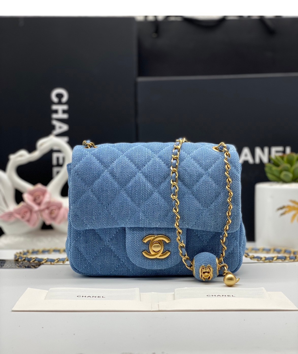 CHANEL Mini Flap Bag Denim Pearl Gold Hardware 18cm พร้อมส่งที่ไทย วัสดุผ้าเดนิมสีน้ำเงินแท้ พร้อมฮาร์ดแวร์โทนสีทองโบราณ และมีฝาปิดด้านหน้าปิดแบบเทิร์นล็อค CC ซิกเนเจอร์ของแบรนด์ ภาพสินค้าถ่ายจากงานขายจริง ใช้งานต่างประเทศได้