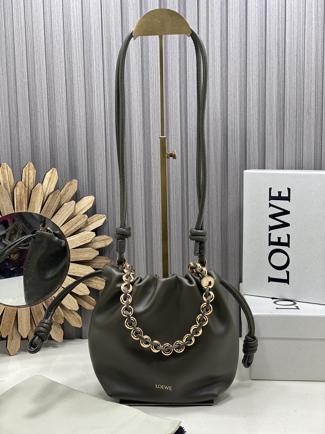 ORI หนังแท้ | LOEWE Mini Flamenco purse in mellow nappa leather / Loewe Bucket Bag กระเป๋าสะพายทรงบัคเก็ตไซส์มินิ หนังเรียบสวยหรู เรียบง่าย หนังแท้ผิวสัมผัสนุ่มมือ น้ำหนักเบาและนุ่มสบาย ดีไซน์จับจีบ เชือกผูกแบบปมโบราณ และสายโซ่รูปโดนัท
